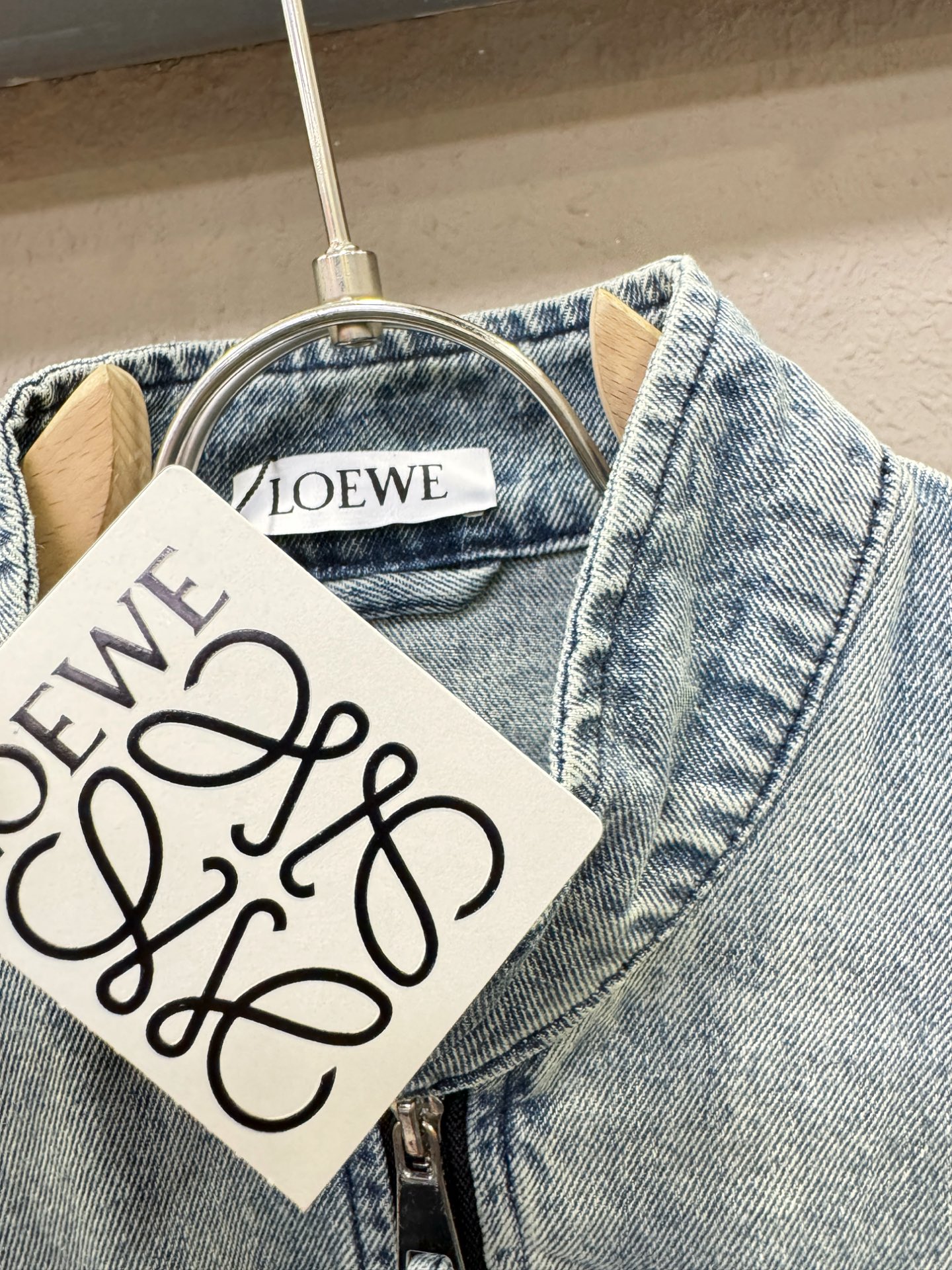 LOEWE罗意威 2025新品男女同款牛仔外套，时装圈人气极为火热的单品，是时尚大咖们最炙手可热扭造型的