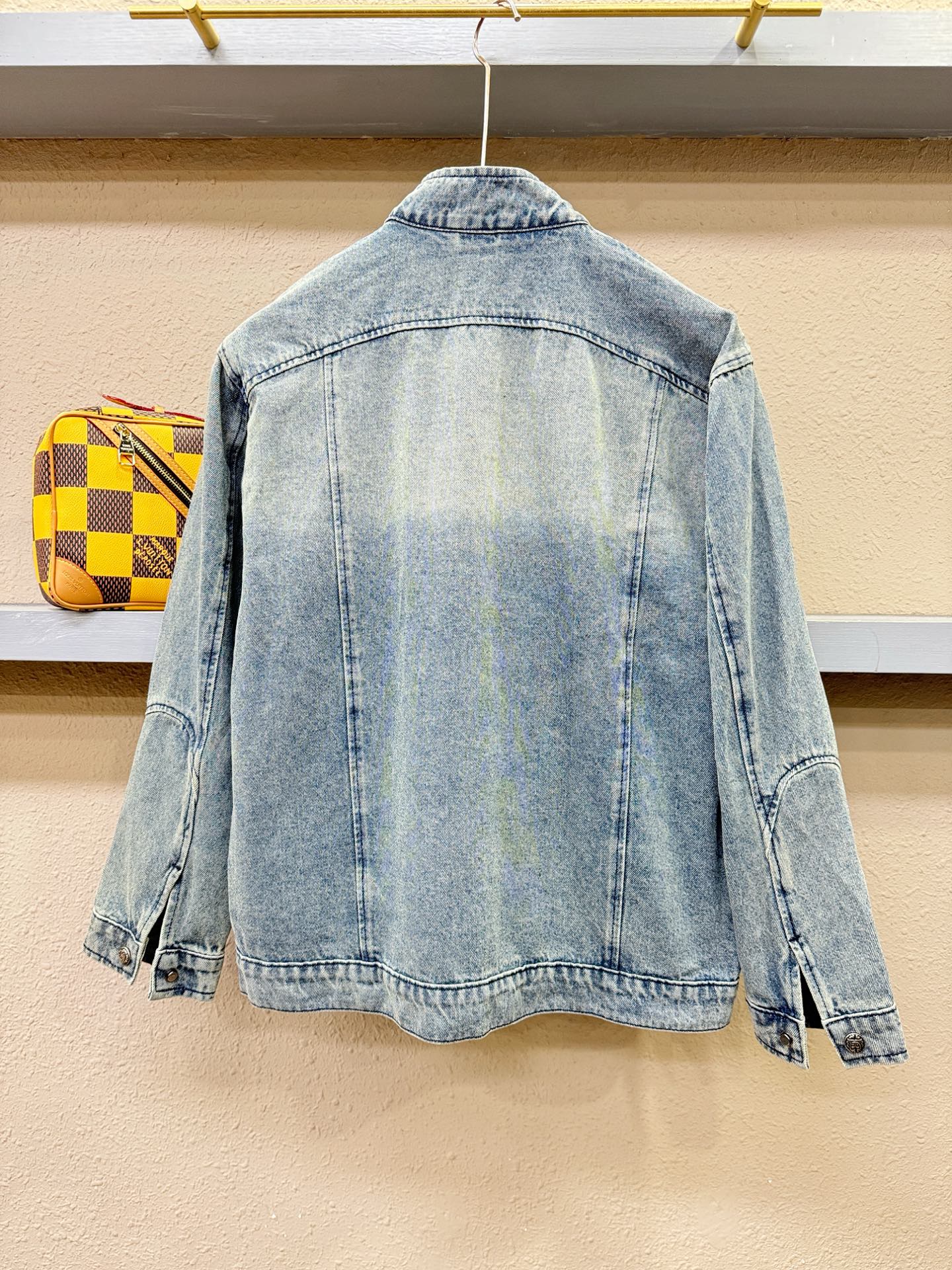 LOEWE罗意威 2025新品男女同款牛仔外套，时装圈人气极为火热的单品，是时尚大咖们最炙手可热扭造型的