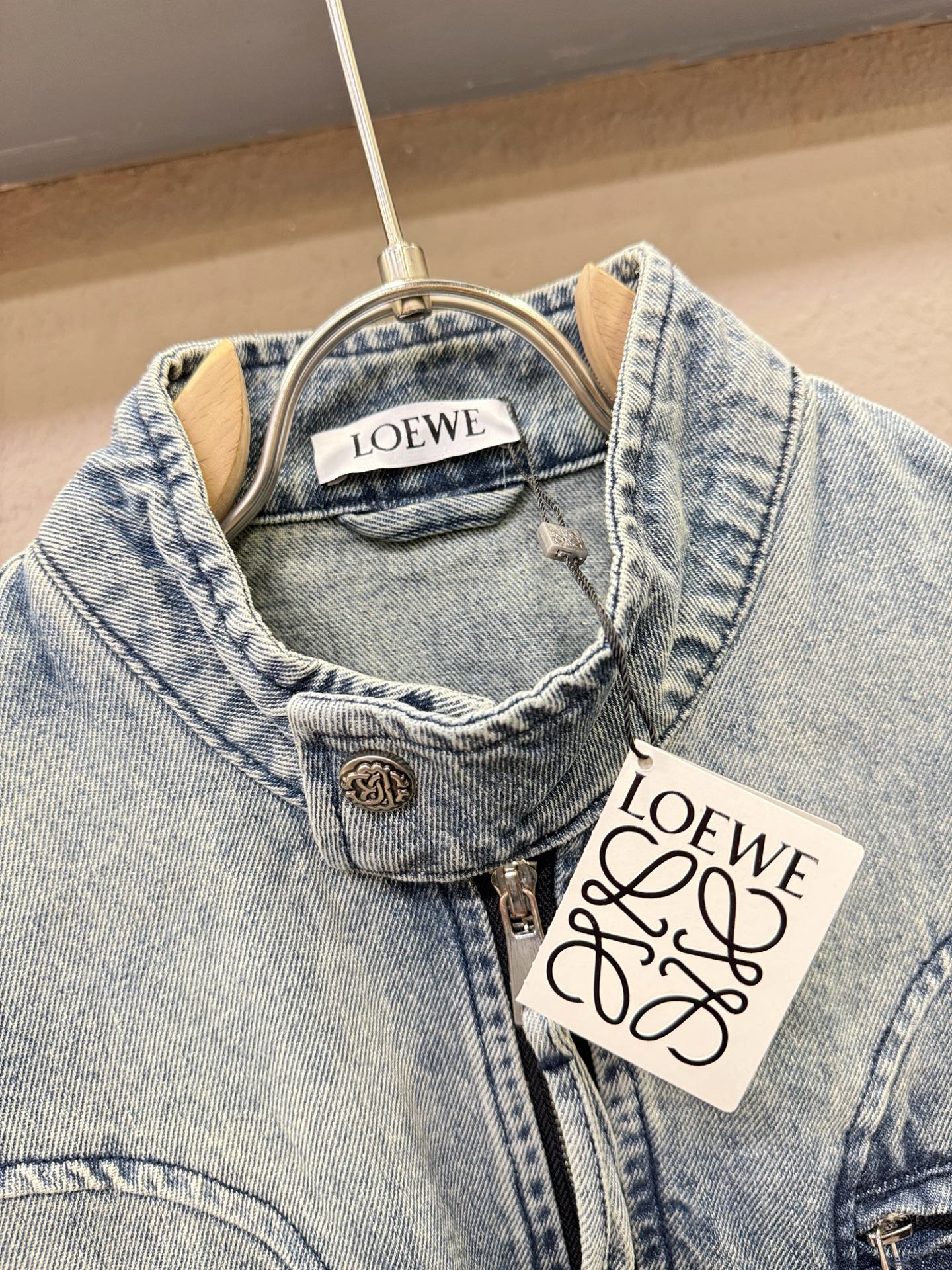 LOEWE罗意威 2025新品男女同款牛仔外套，时装圈人气极为火热的单品，是时尚大咖们最炙手可热扭造型的