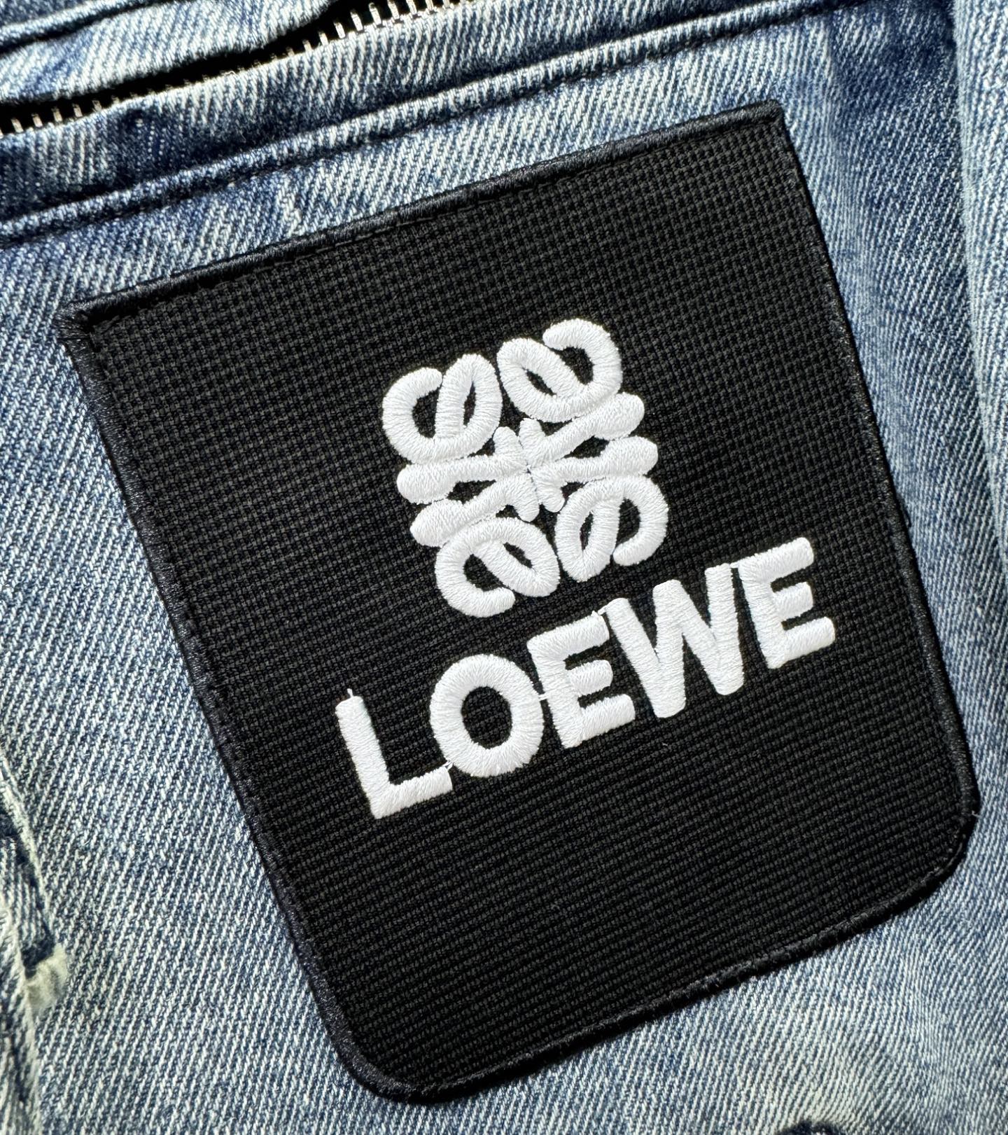 LOEWE罗意威 2025新品男女同款牛仔外套，时装圈人气极为火热的单品，是时尚大咖们最炙手可热扭造型的