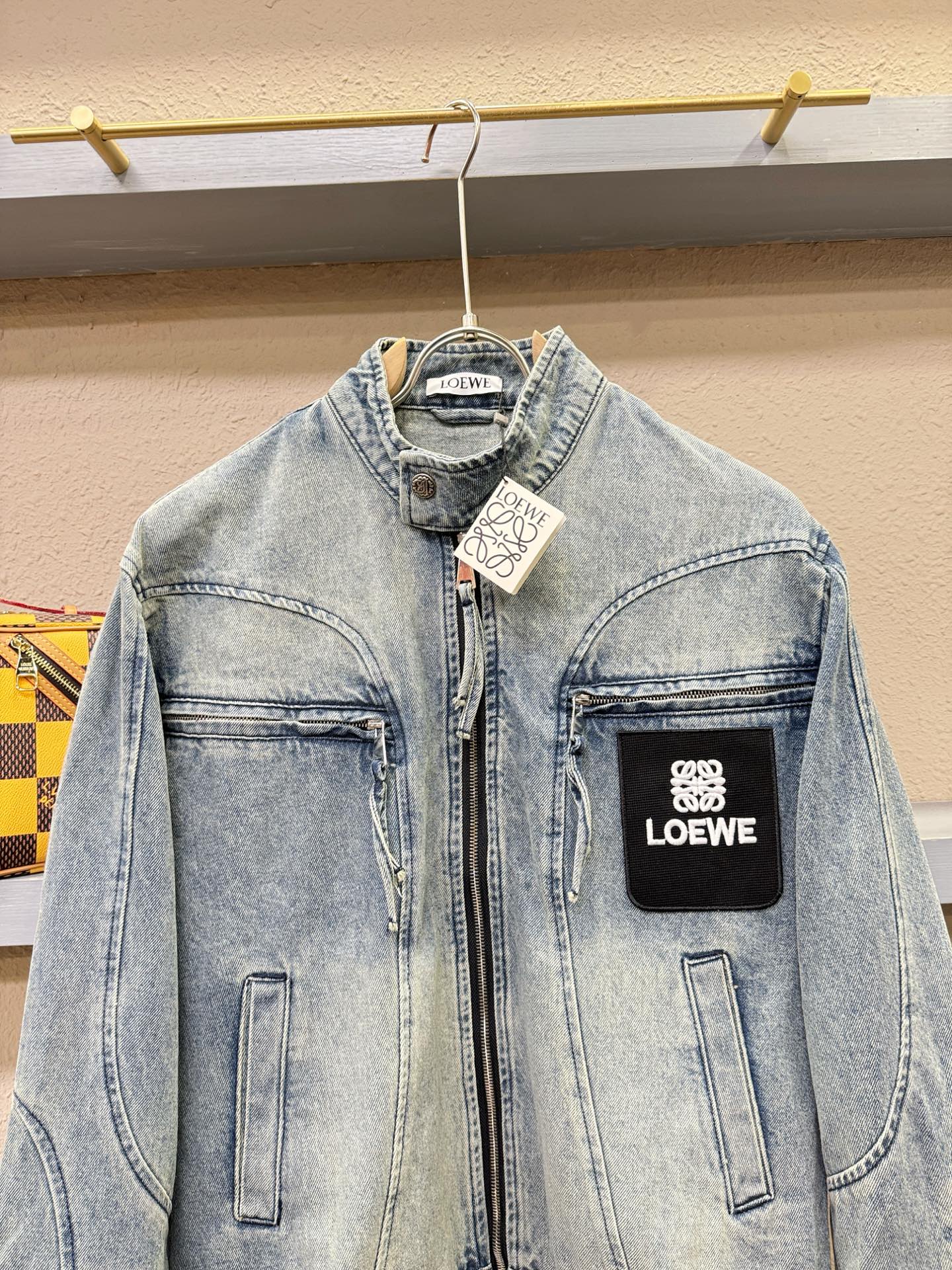 LOEWE罗意威 2025新品男女同款牛仔外套，时装圈人气极为火热的单品，是时尚大咖们最炙手可热扭造型的