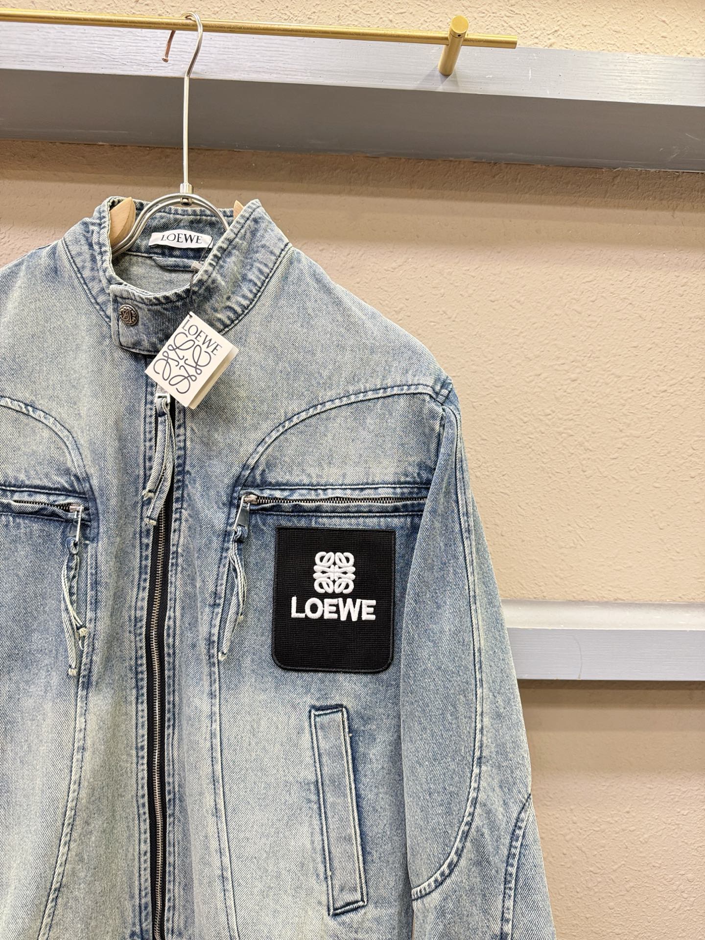 LOEWE罗意威 2025新品男女同款牛仔外套，时装圈人气极为火热的单品，是时尚大咖们最炙手可热扭造型的