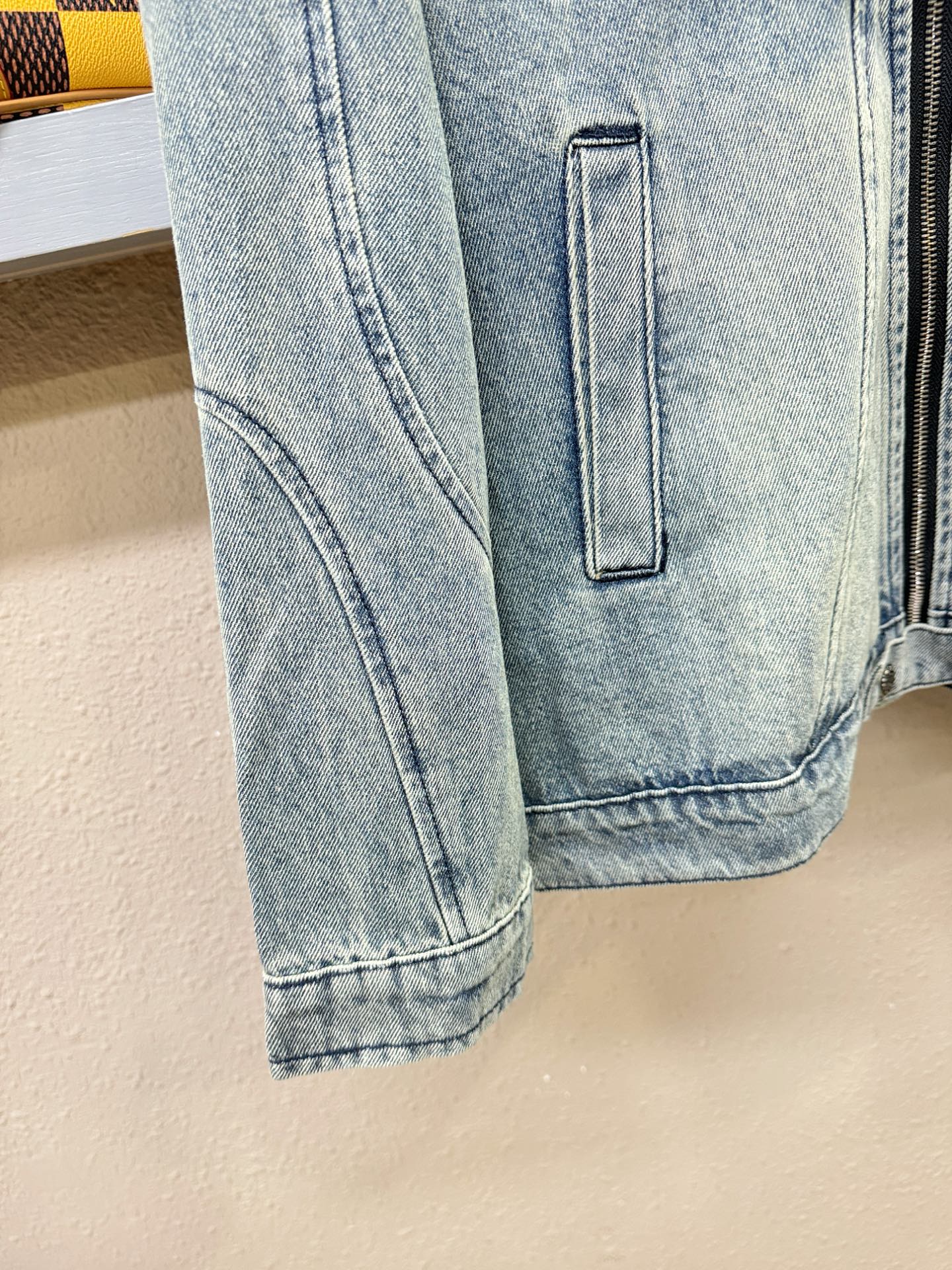 LOEWE罗意威 2025新品男女同款牛仔外套，时装圈人气极为火热的单品，是时尚大咖们最炙手可热扭造型的