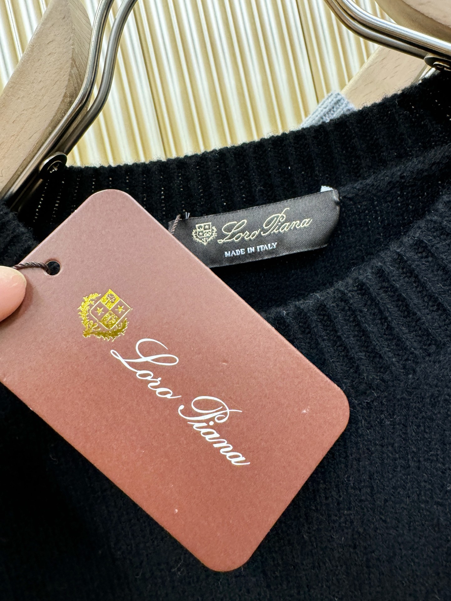 Loro Piana诺悠翩雅 2025秋冬新款羊绒毛衣，顶级羊绒面料，logo图案设计，胸前logo设计