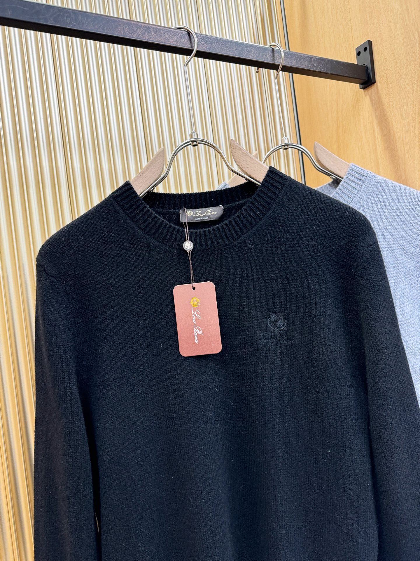 Loro Piana诺悠翩雅 2025秋冬新款羊绒毛衣，顶级羊绒面料，logo图案设计，胸前logo设计