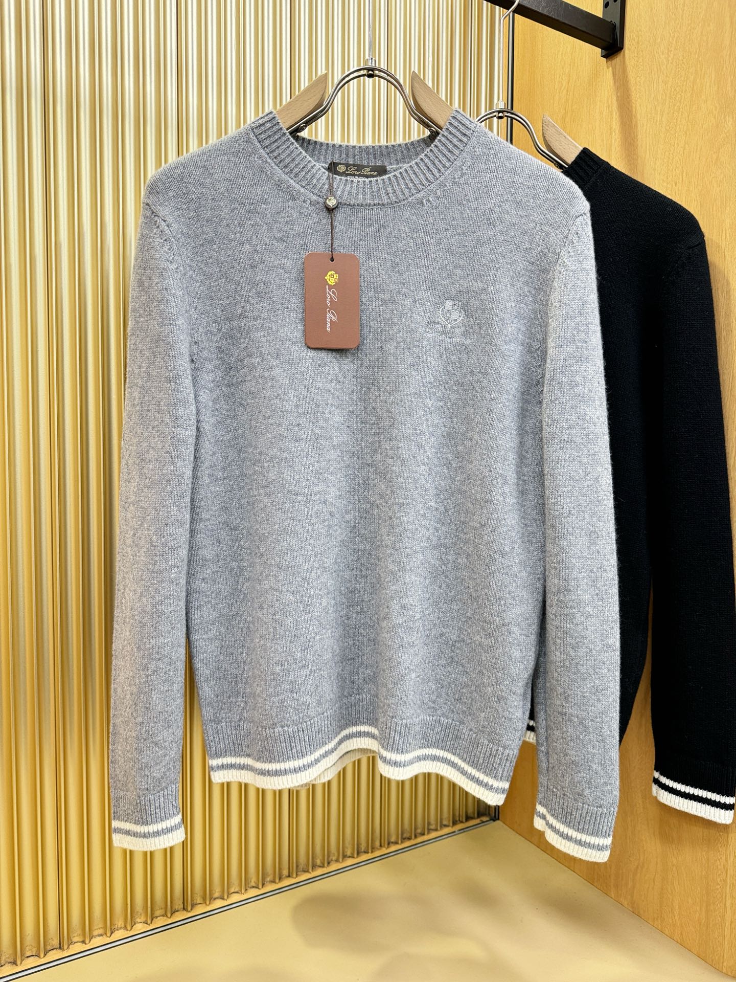 Loro Piana诺悠翩雅 2025秋冬新款羊绒毛衣，顶级羊绒面料，logo图案设计，胸前logo设计