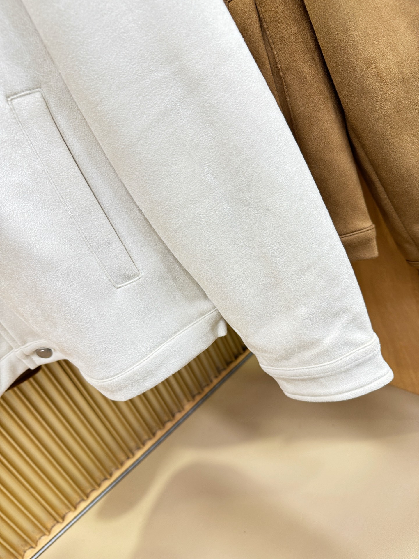 BC布鲁提2025新款外套，秀场新品，品相非常完美，专柜面料，内里舒适保暖，色泽饱满诱人，非常出彩的设计