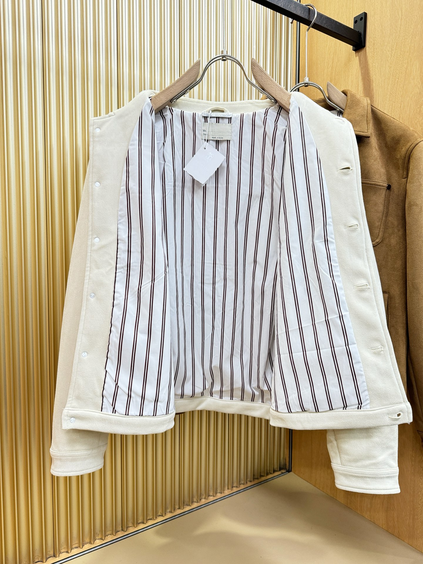 BC布鲁提2025新款外套，秀场新品，品相非常完美，专柜面料，内里舒适保暖，色泽饱满诱人，非常出彩的设计