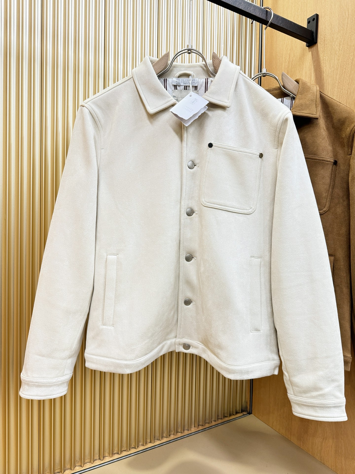 BC布鲁提2025新款外套，秀场新品，品相非常完美，专柜面料，内里舒适保暖，色泽饱满诱人，非常出彩的设计