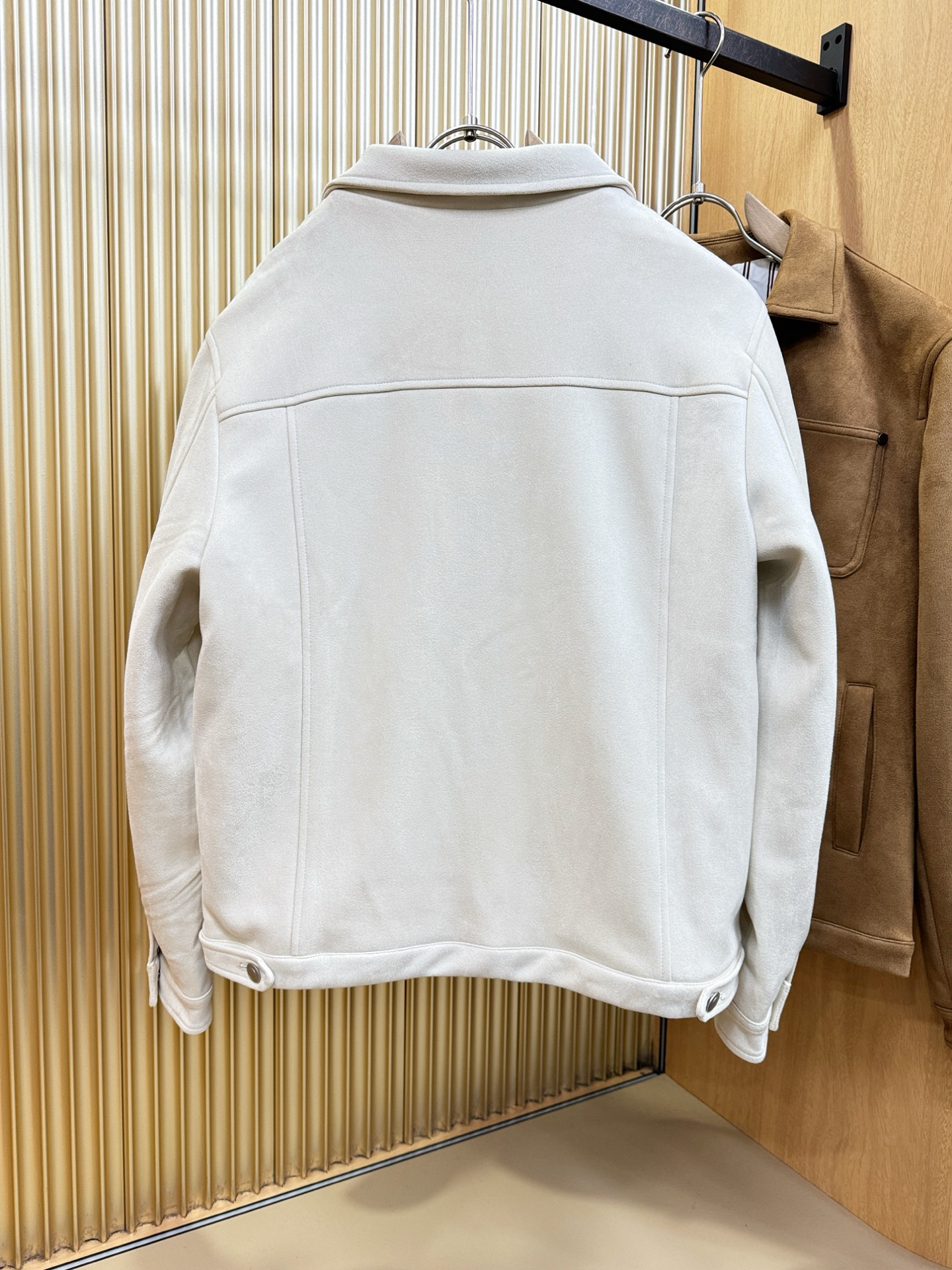 BC布鲁提2025新款外套，秀场新品，品相非常完美，专柜面料，内里舒适保暖，色泽饱满诱人，非常出彩的设计