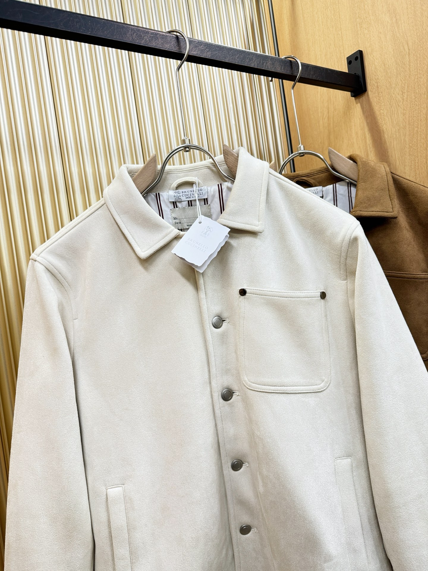 BC布鲁提2025新款外套，秀场新品，品相非常完美，专柜面料，内里舒适保暖，色泽饱满诱人，非常出彩的设计