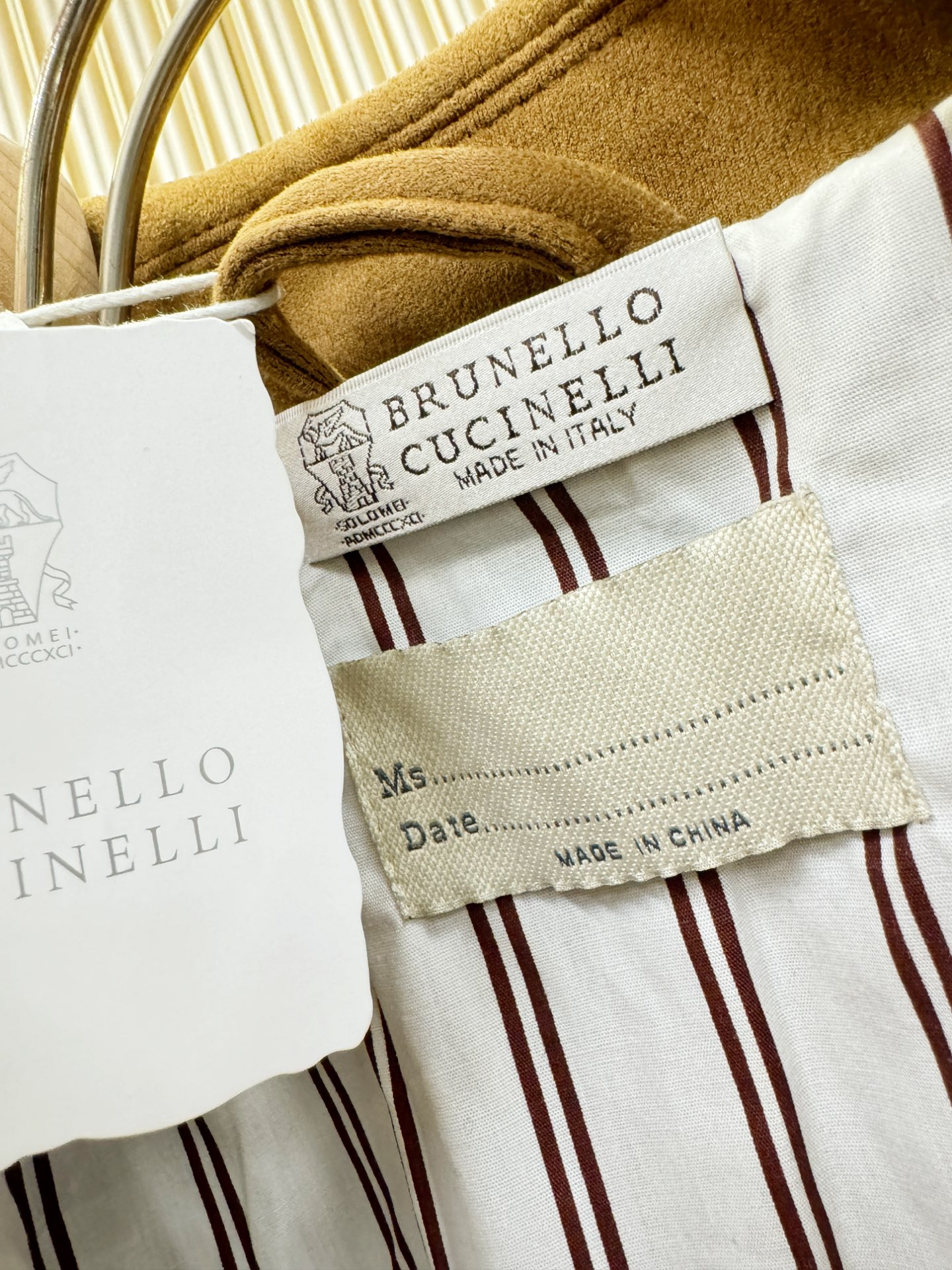 BC布鲁提2025新款外套，秀场新品，品相非常完美，专柜面料，内里舒适保暖，色泽饱满诱人，非常出彩的设计