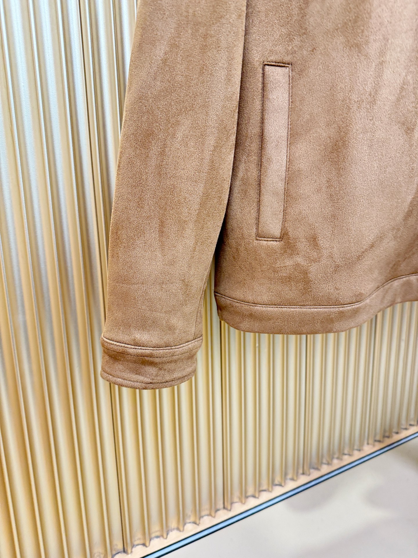 BC布鲁提2025新款外套，秀场新品，品相非常完美，专柜面料，内里舒适保暖，色泽饱满诱人，非常出彩的设计