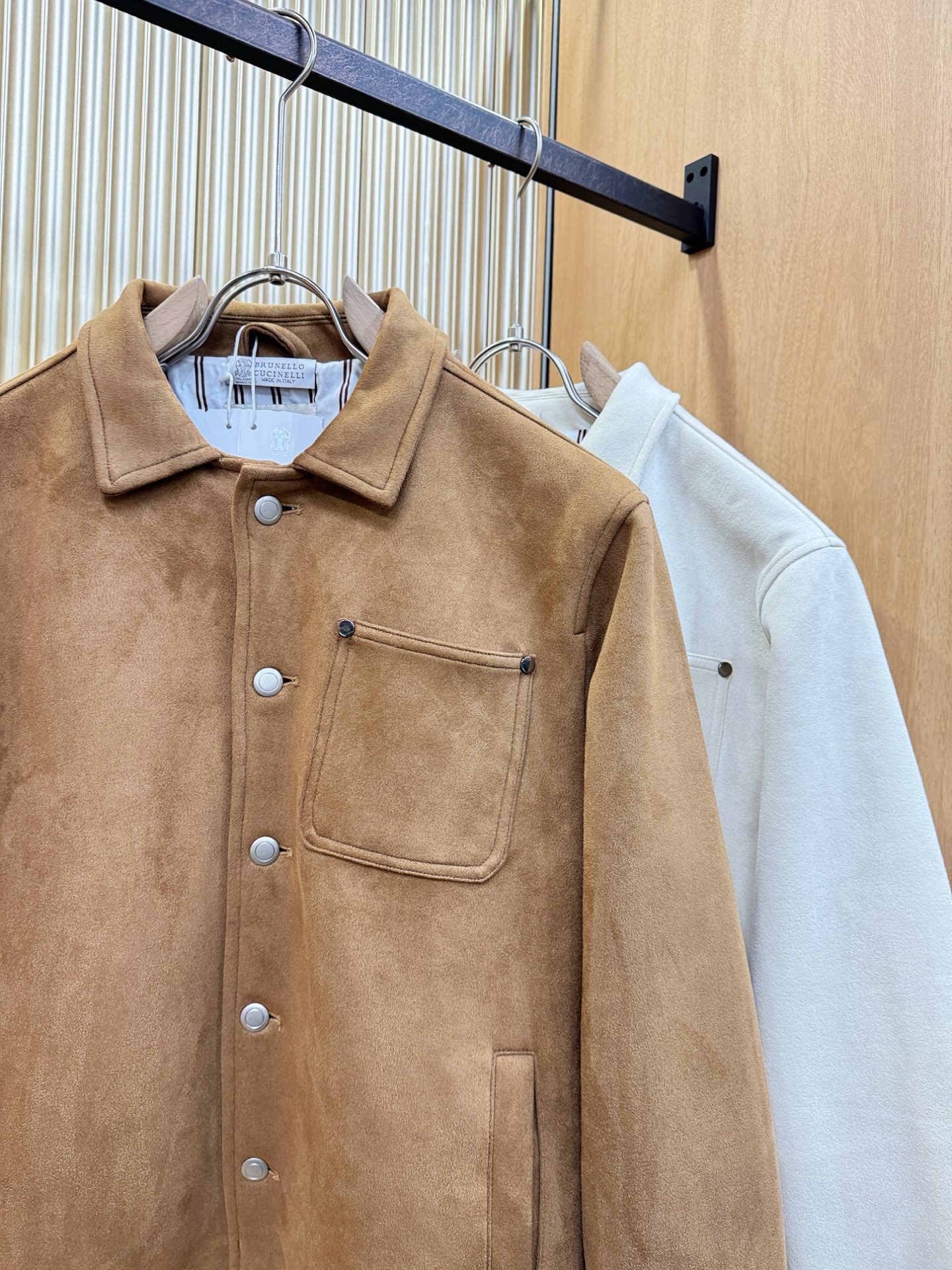 BC布鲁提2025新款外套，秀场新品，品相非常完美，专柜面料，内里舒适保暖，色泽饱满诱人，非常出彩的设计