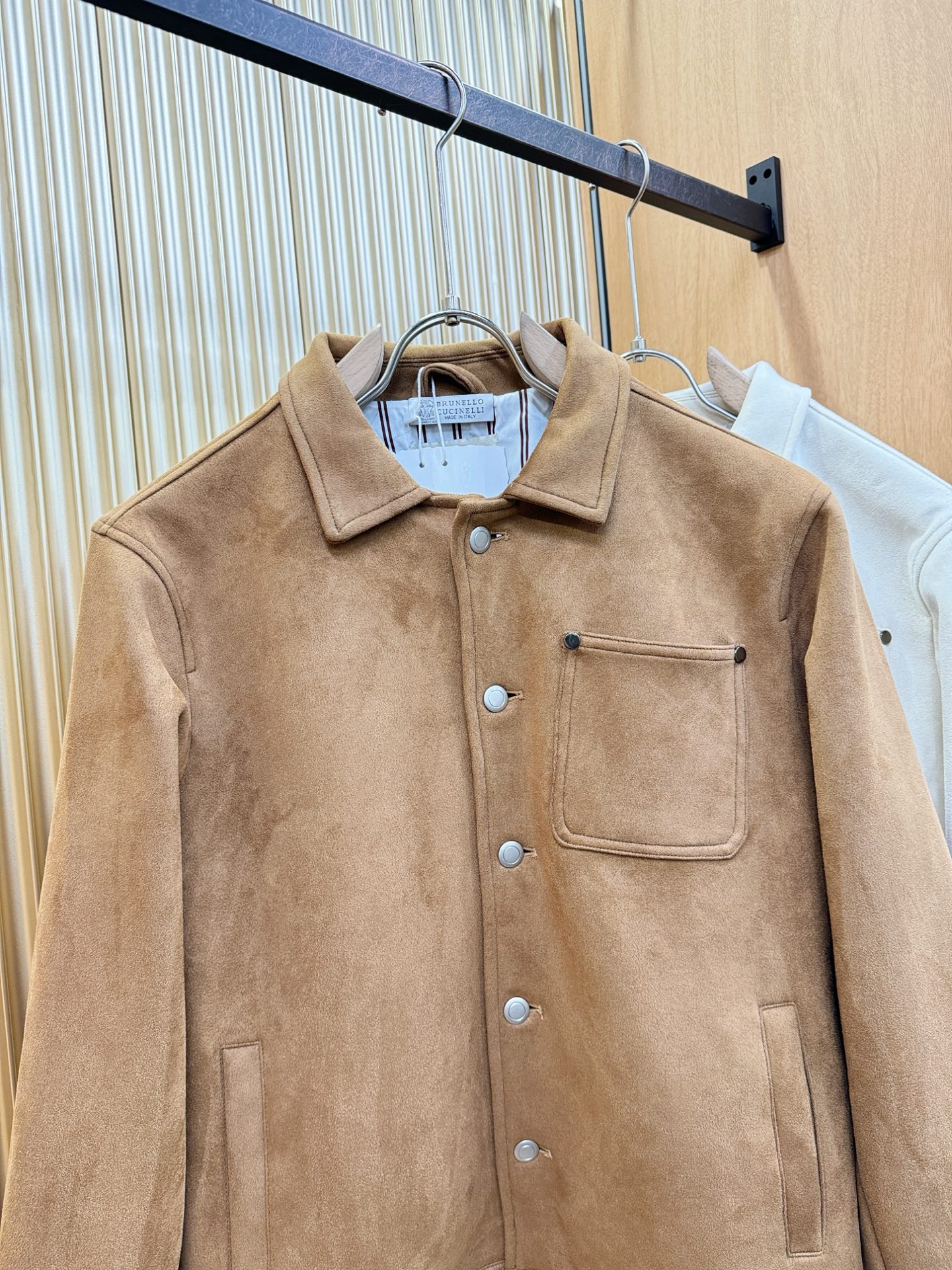 BC布鲁提2025新款外套，秀场新品，品相非常完美，专柜面料，内里舒适保暖，色泽饱满诱人，非常出彩的设计