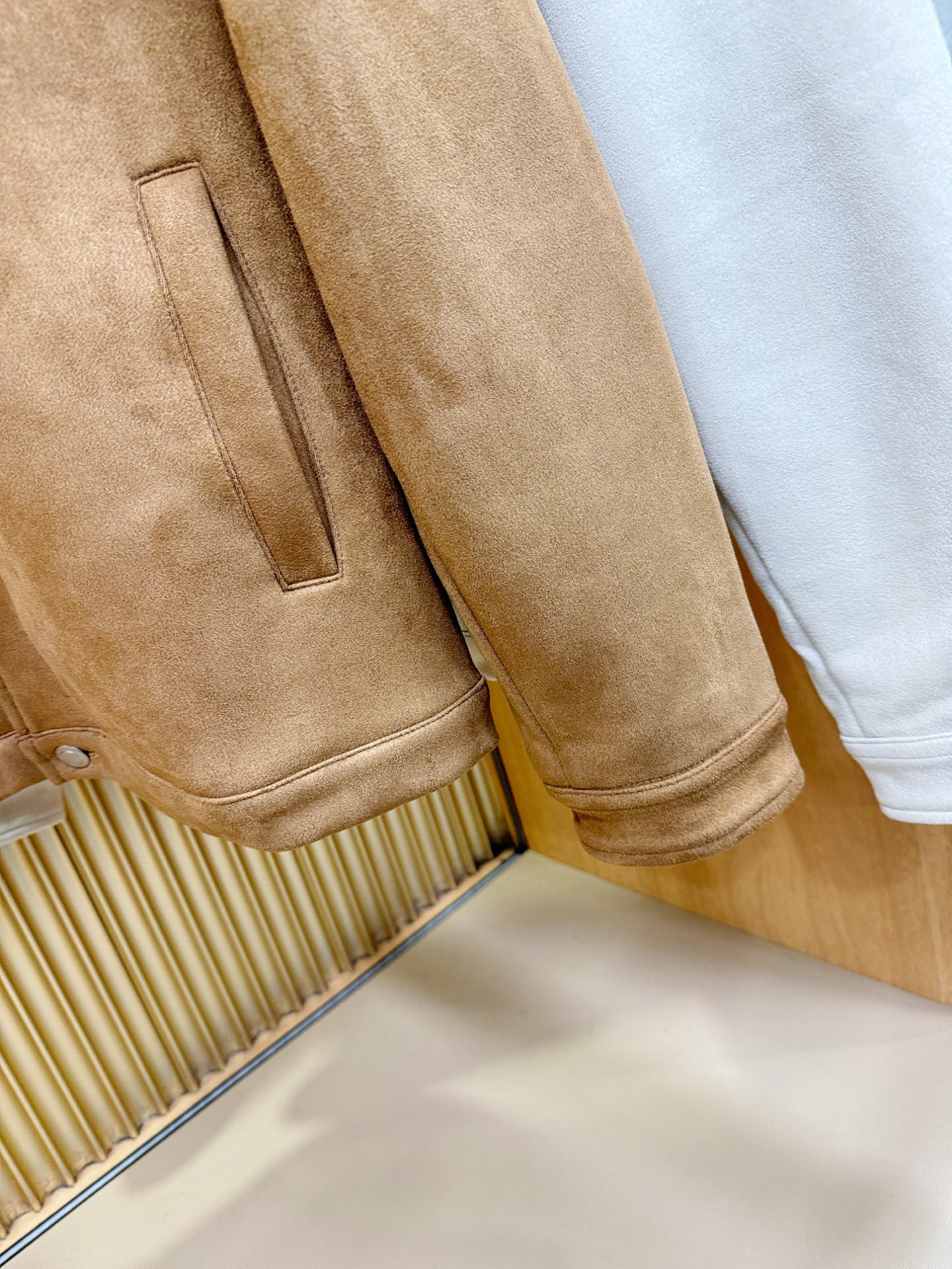 BC布鲁提2025新款外套，秀场新品，品相非常完美，专柜面料，内里舒适保暖，色泽饱满诱人，非常出彩的设计