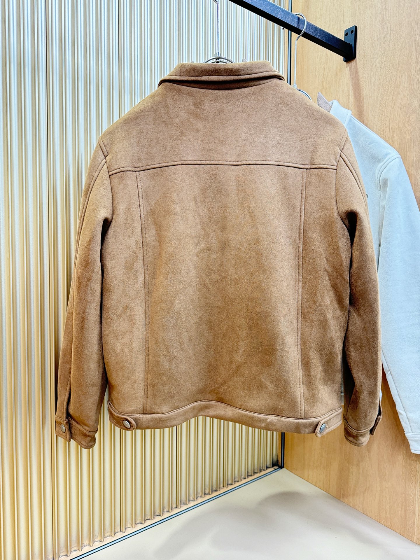 BC布鲁提2025新款外套，秀场新品，品相非常完美，专柜面料，内里舒适保暖，色泽饱满诱人，非常出彩的设计