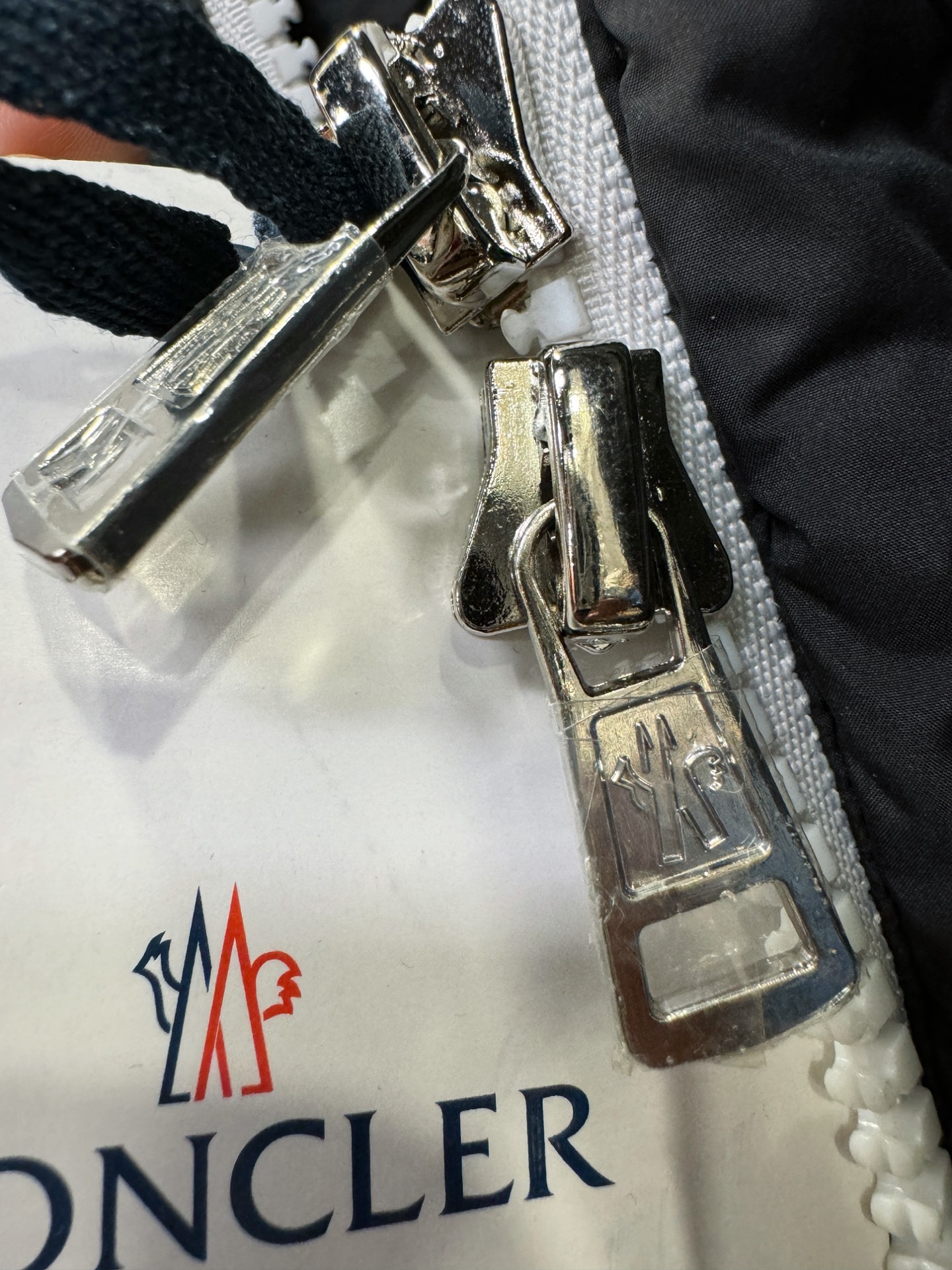 Moncler蒙口 2025新款羽绒服，秀场新品，品相非常完美，专柜高科技防水面料，内里90%白鹅绒填充