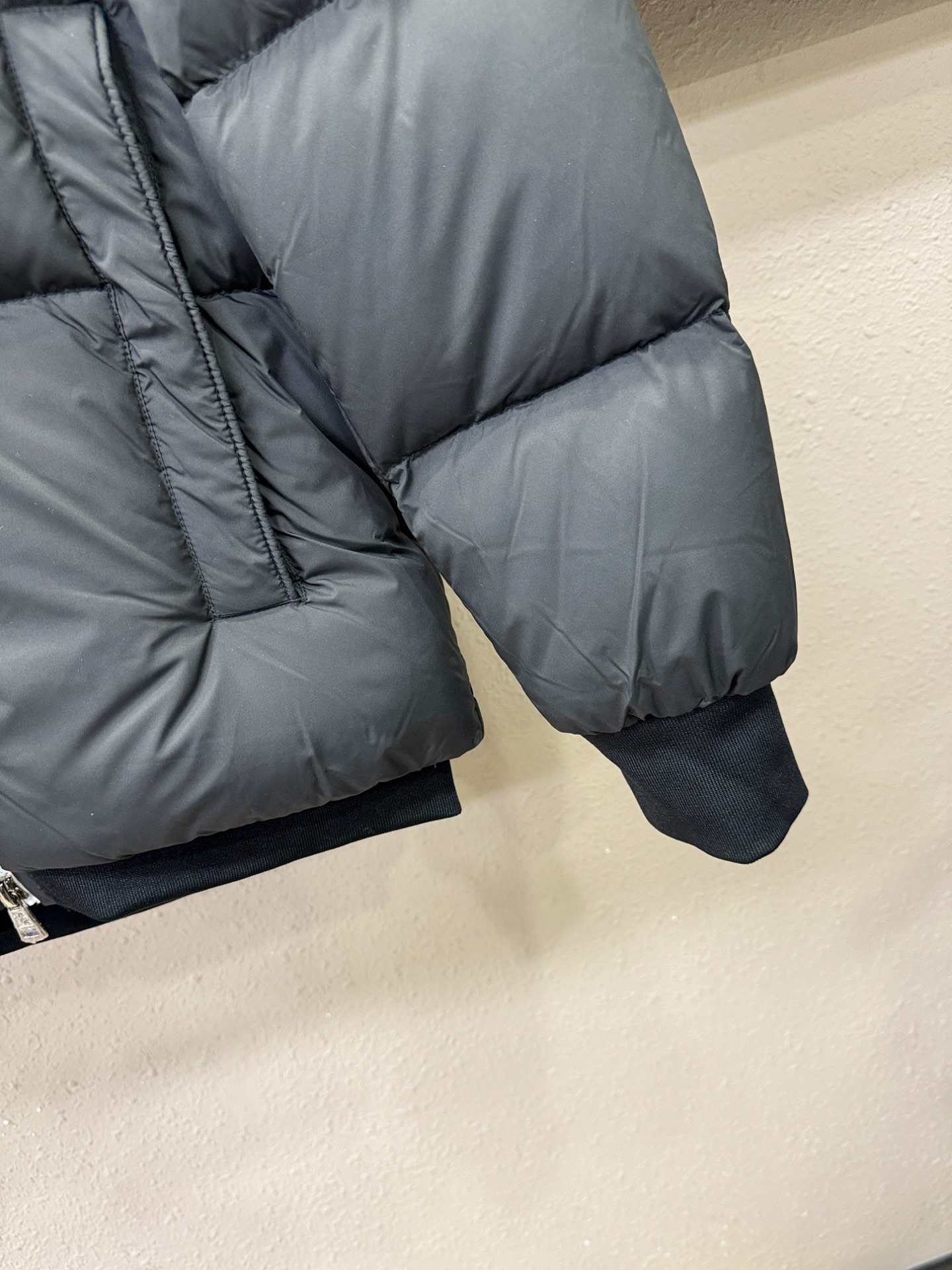 Moncler蒙口 2025新款羽绒服，秀场新品，品相非常完美，专柜高科技防水面料，内里90%白鹅绒填充