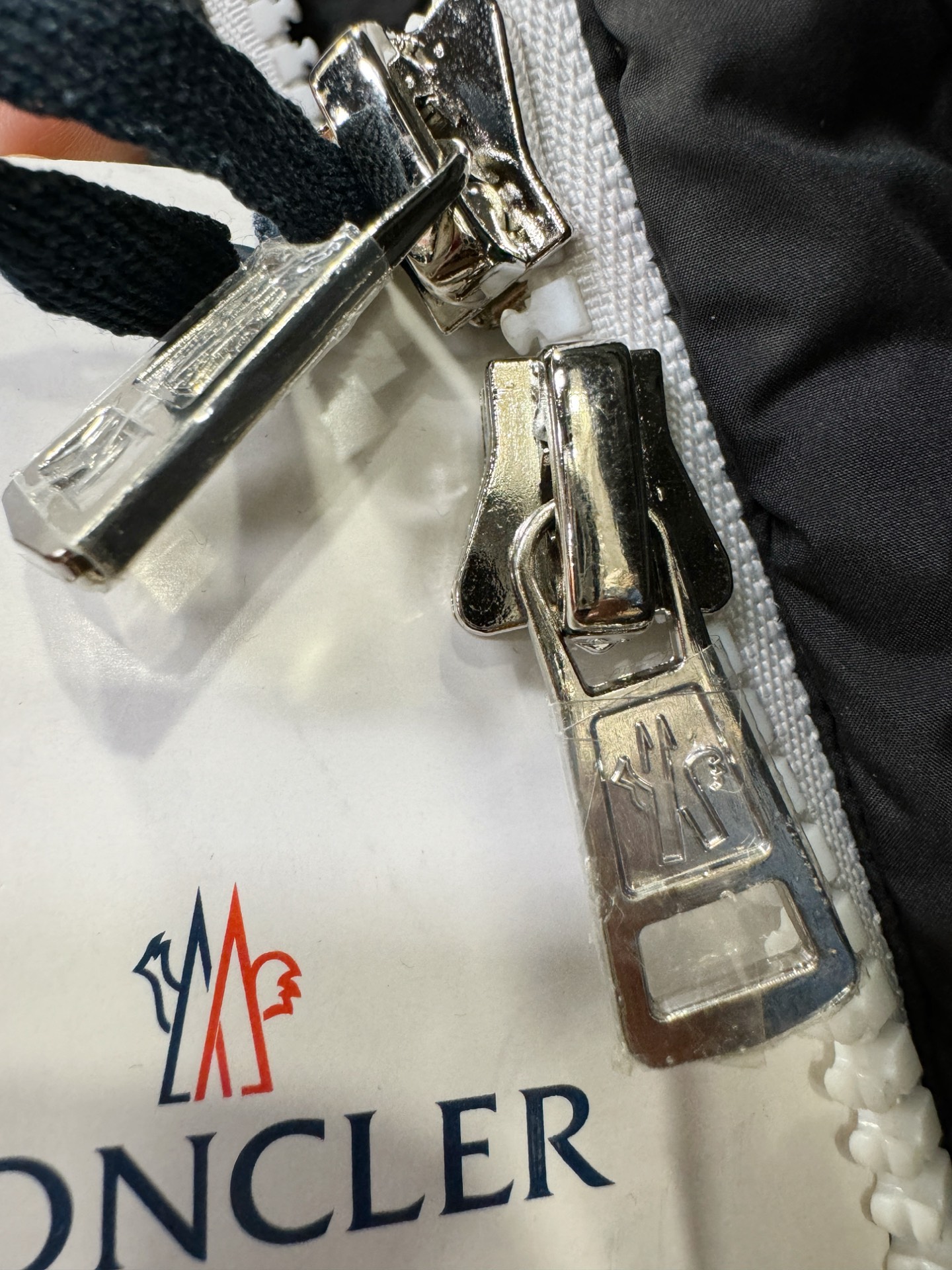 Moncler蒙口 2025新款羽绒服，秀场新品，品相非常完美，专柜高科技防水面料，内里90%白鹅绒填充