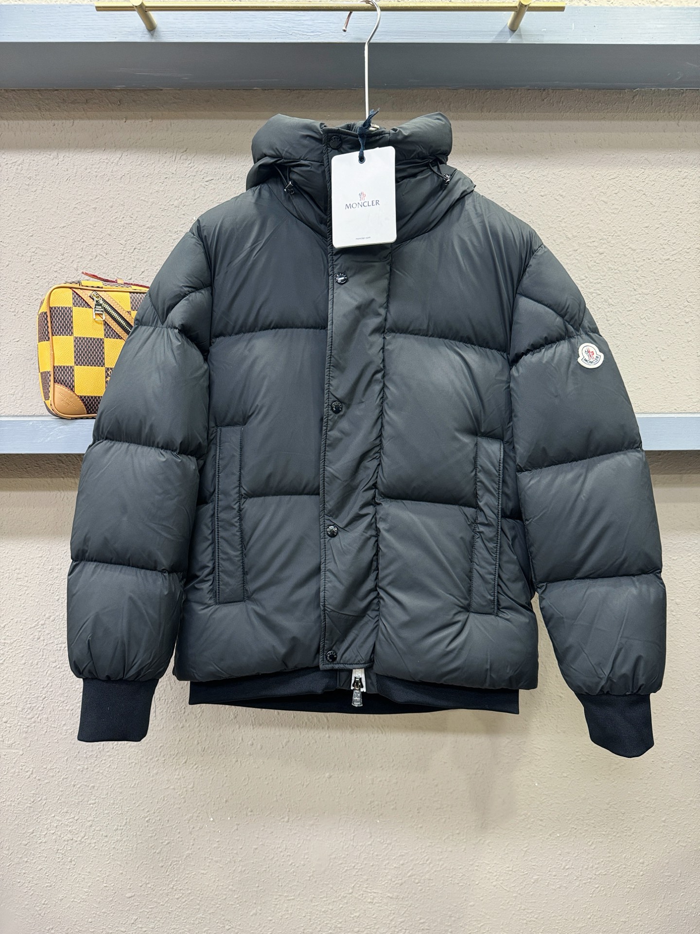 Moncler蒙口 2025新款羽绒服，秀场新品，品相非常完美，专柜高科技防水面料，内里90%白鹅绒填充