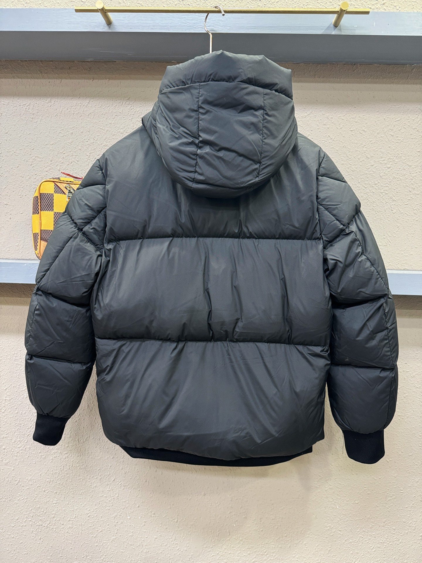 Moncler蒙口 2025新款羽绒服，秀场新品，品相非常完美，专柜高科技防水面料，内里90%白鹅绒填充