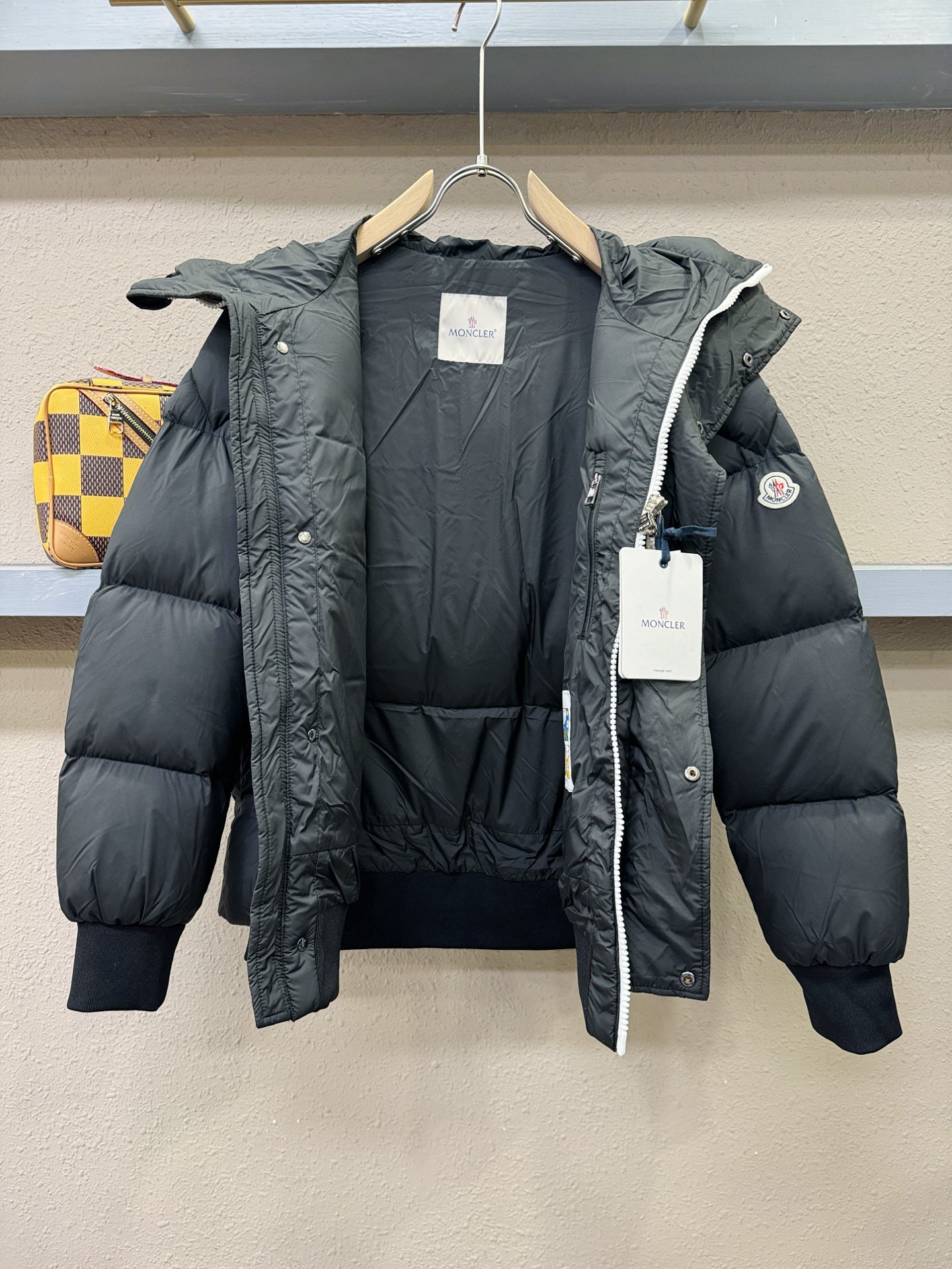 Moncler蒙口 2025新款羽绒服，秀场新品，品相非常完美，专柜高科技防水面料，内里90%白鹅绒填充