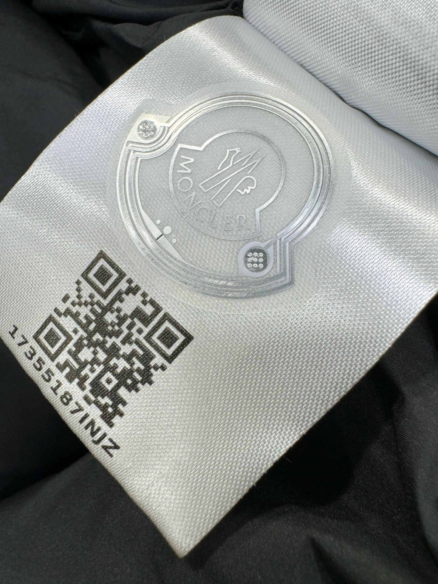 Moncler蒙口 2025新款羽绒服，秀场新品，品相非常完美，专柜高科技防水面料，内里90%白鹅绒填充