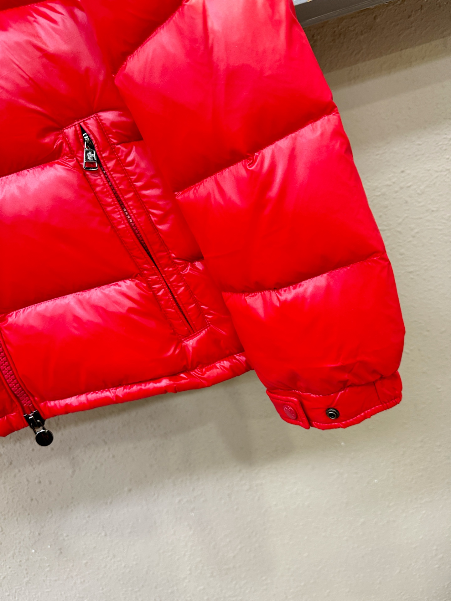 Moncler蒙口 2025新款羽绒服，秀场新品，品相非常完美，专柜高科技防水面料，内里90%白鹅绒填充