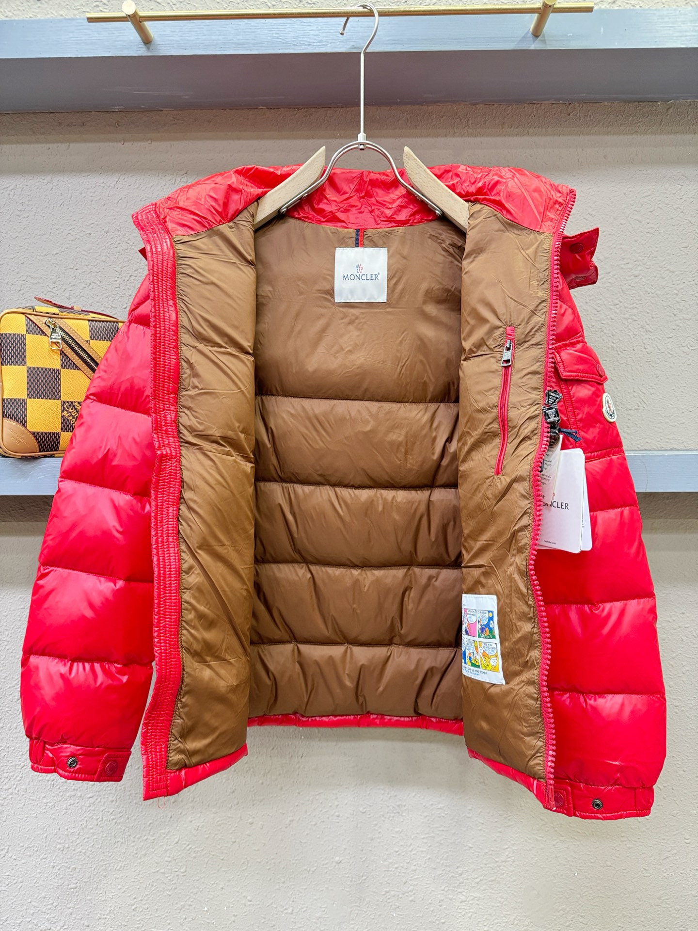 Moncler蒙口 2025新款羽绒服，秀场新品，品相非常完美，专柜高科技防水面料，内里90%白鹅绒填充