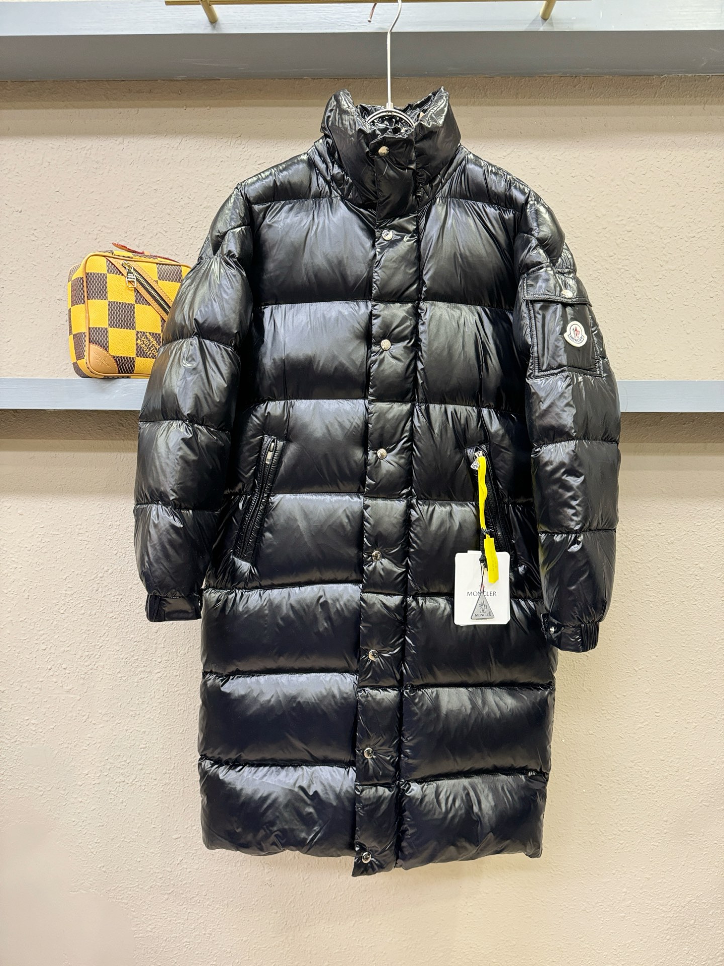 Moncler蒙口 2025新款长款羽绒服，秀场新品，品相非常完美，专柜高科技防水面料，内里90%白鹅绒