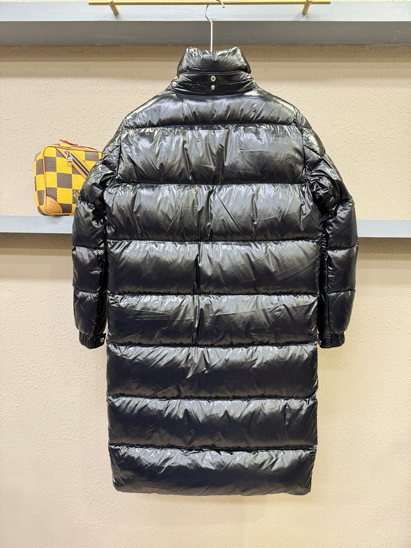 Moncler蒙口 2025新款长款羽绒服，秀场新品，品相非常完美，专柜高科技防水面料，内里90%白鹅绒