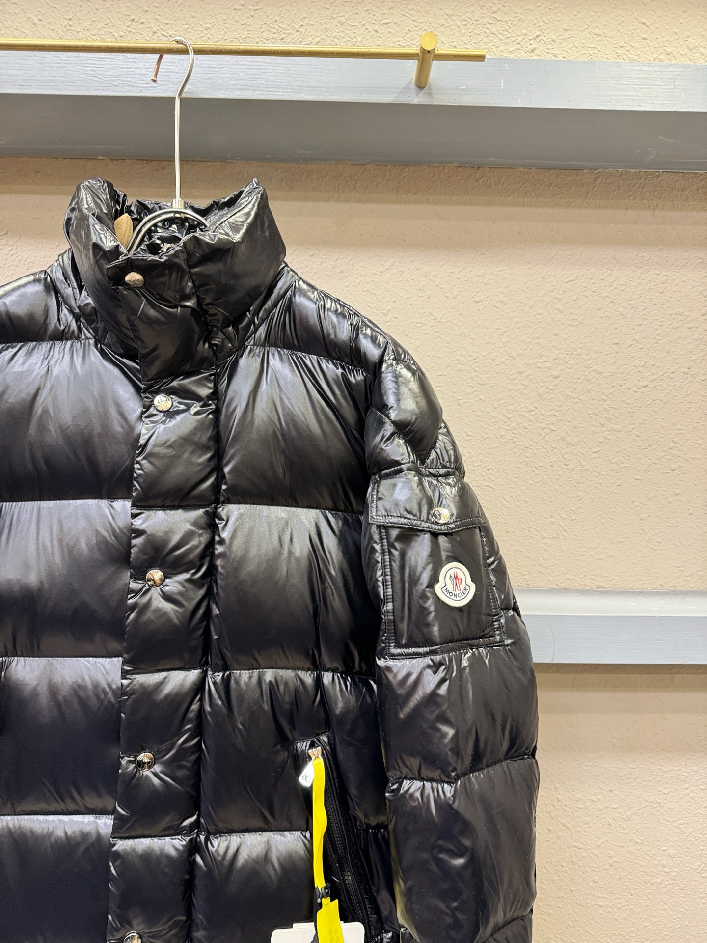 Moncler蒙口 2025新款长款羽绒服，秀场新品，品相非常完美，专柜高科技防水面料，内里90%白鹅绒