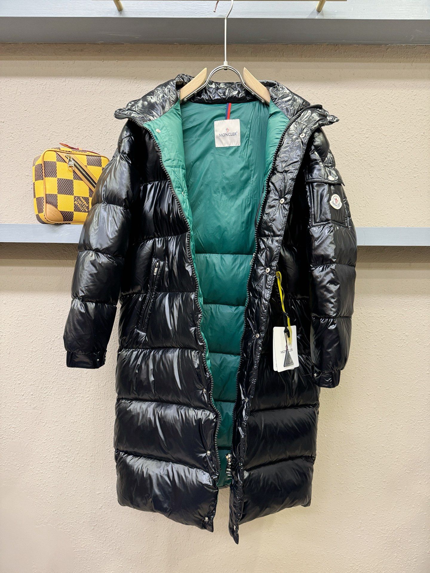 Moncler蒙口 2025新款长款羽绒服，秀场新品，品相非常完美，专柜高科技防水面料，内里90%白鹅绒