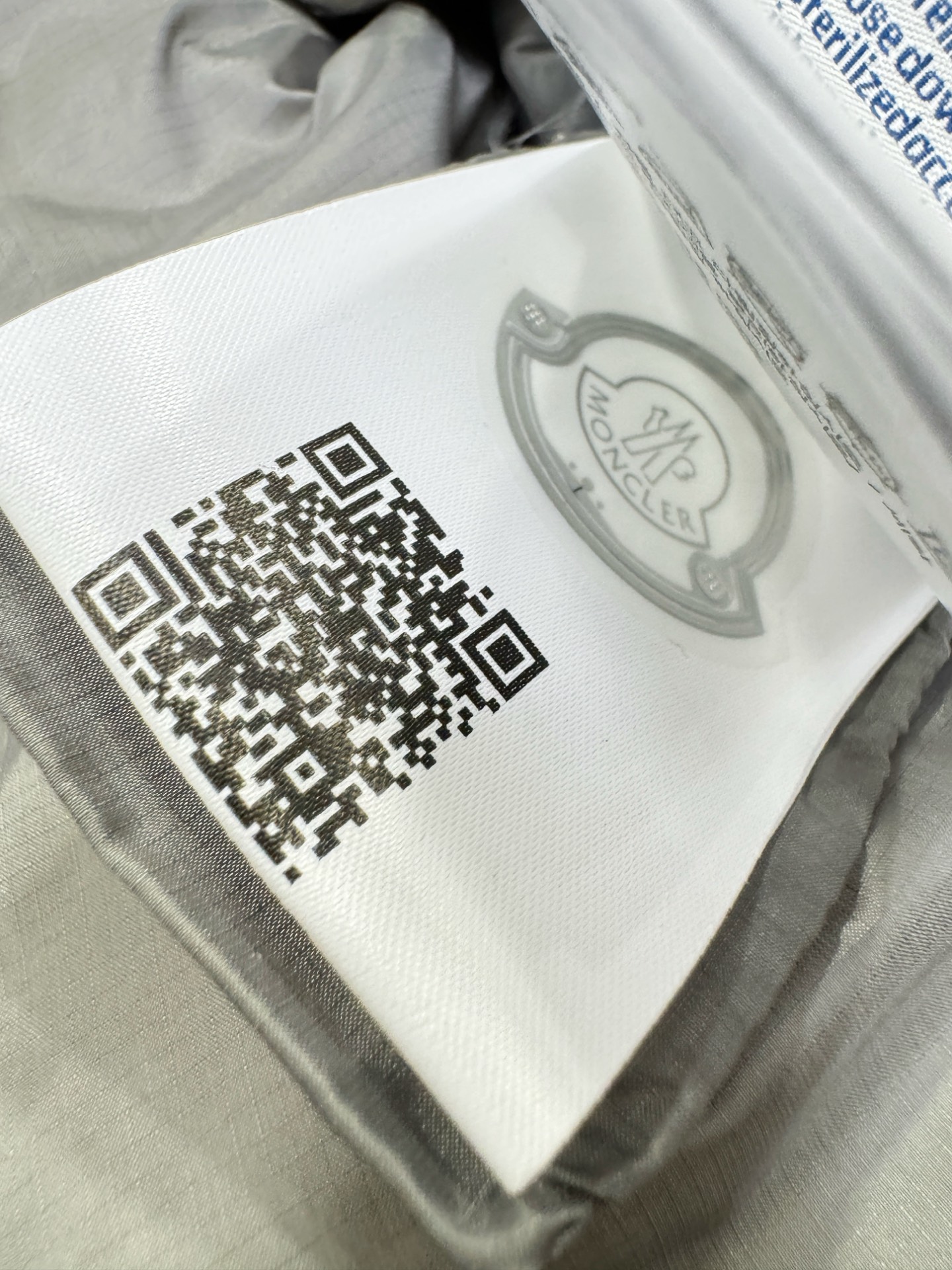 Moncler蒙口 2025新款羽绒服，秀场新品，品相非常完美，专柜高科技防水面料，内里90%白鹅绒填充