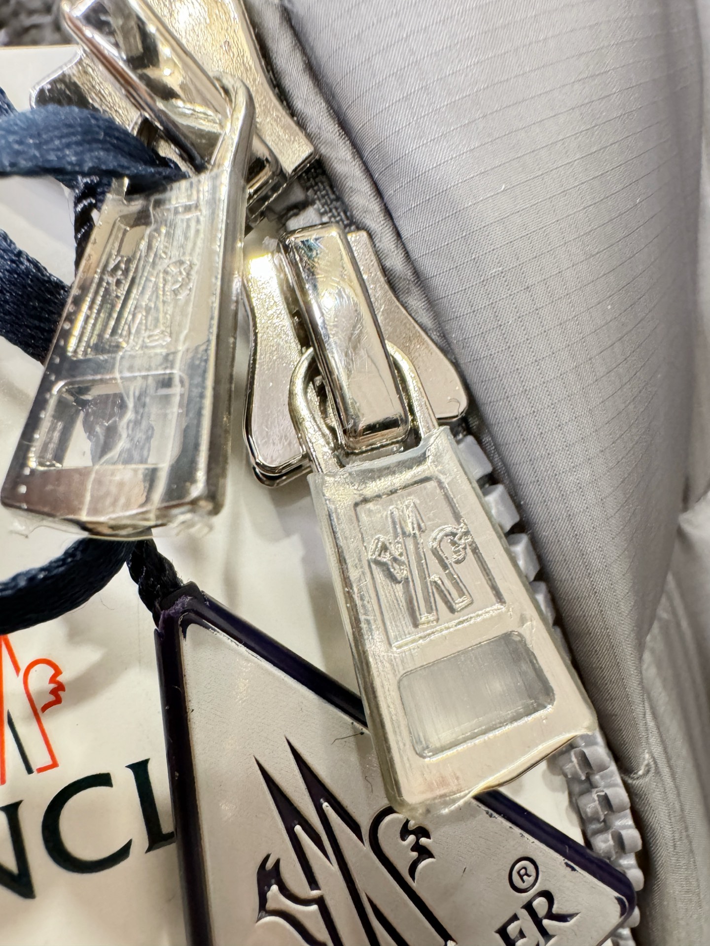 Moncler蒙口 2025新款羽绒服，秀场新品，品相非常完美，专柜高科技防水面料，内里90%白鹅绒填充