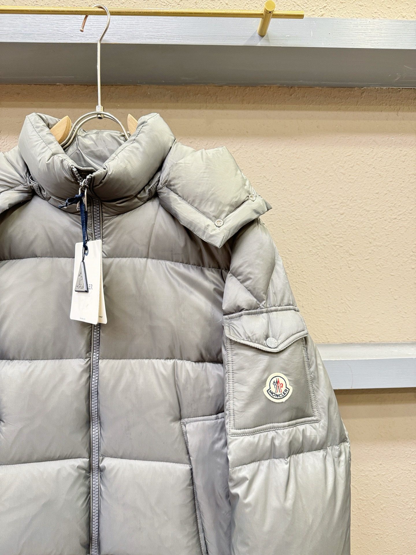 Moncler蒙口 2025新款羽绒服，秀场新品，品相非常完美，专柜高科技防水面料，内里90%白鹅绒填充