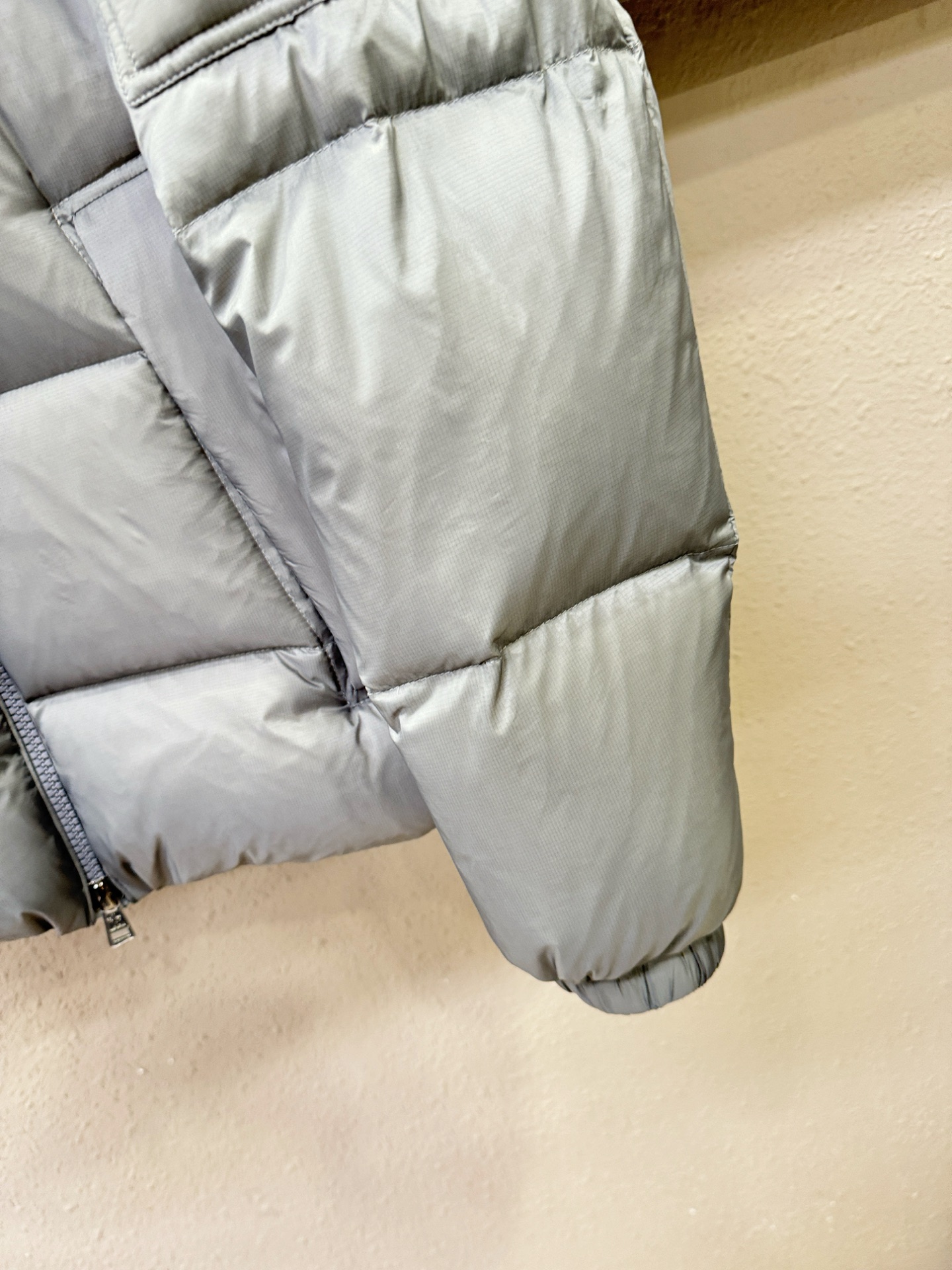 Moncler蒙口 2025新款羽绒服，秀场新品，品相非常完美，专柜高科技防水面料，内里90%白鹅绒填充