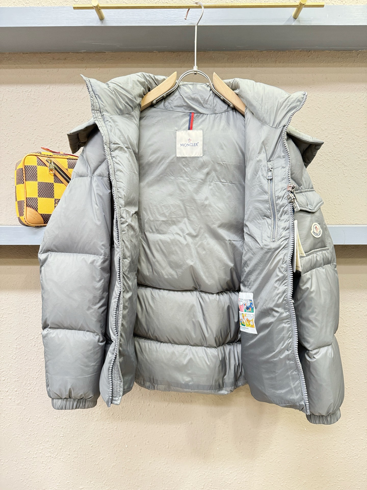 Moncler蒙口 2025新款羽绒服，秀场新品，品相非常完美，专柜高科技防水面料，内里90%白鹅绒填充