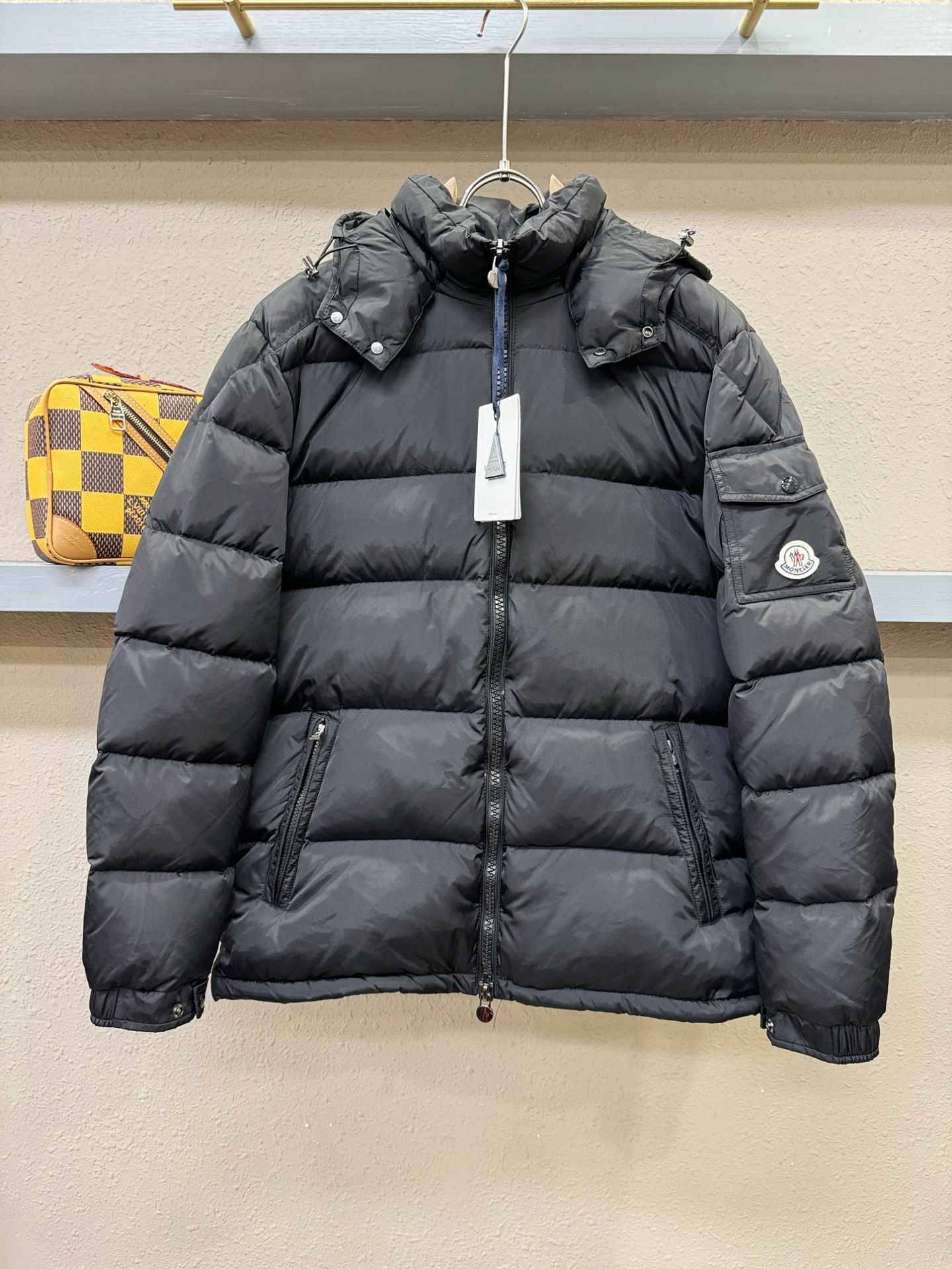 Moncler蒙口 2025新款羽绒服，秀场新品，品相非常完美，专柜高科技防水面料，内里90%白鹅绒填充