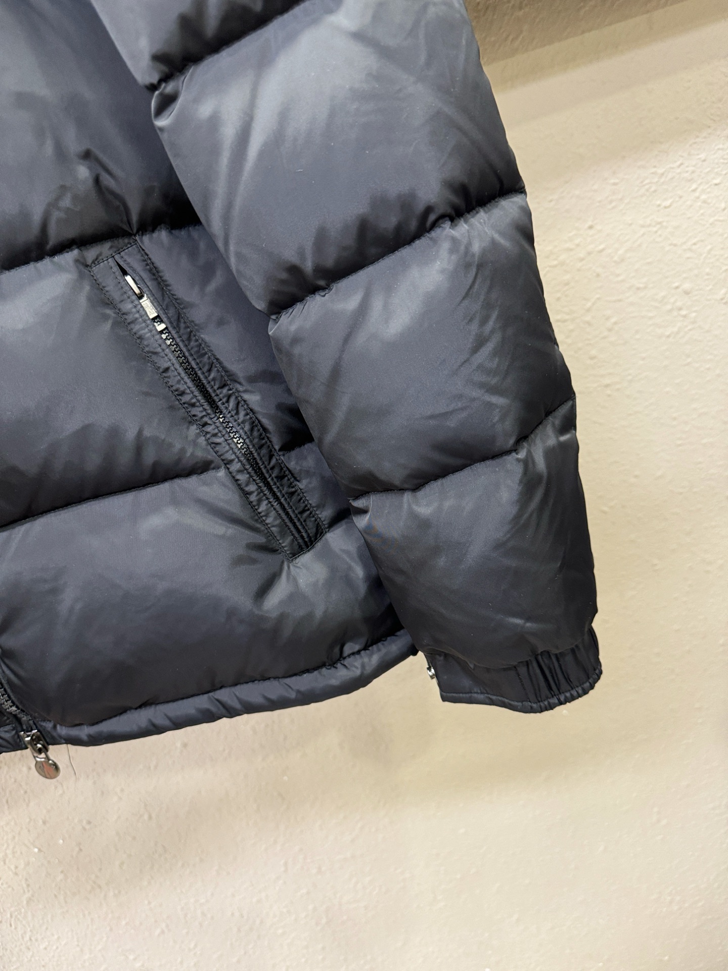 Moncler蒙口 2025新款羽绒服，秀场新品，品相非常完美，专柜高科技防水面料，内里90%白鹅绒填充