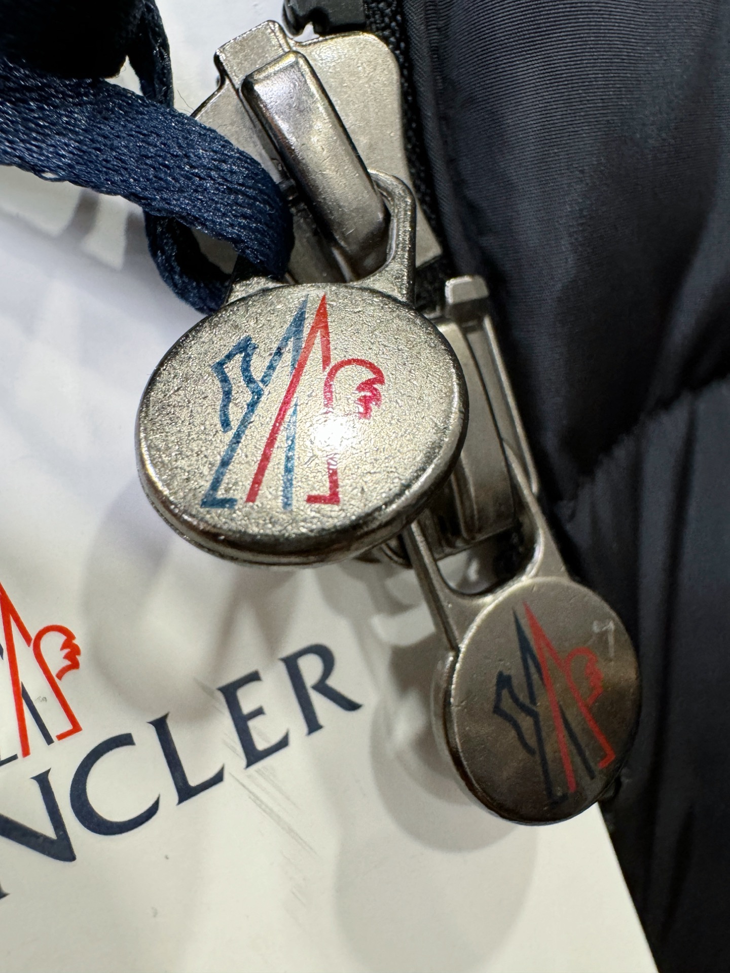 Moncler蒙口 2025新款羽绒服，秀场新品，品相非常完美，专柜高科技防水面料，内里90%白鹅绒填充