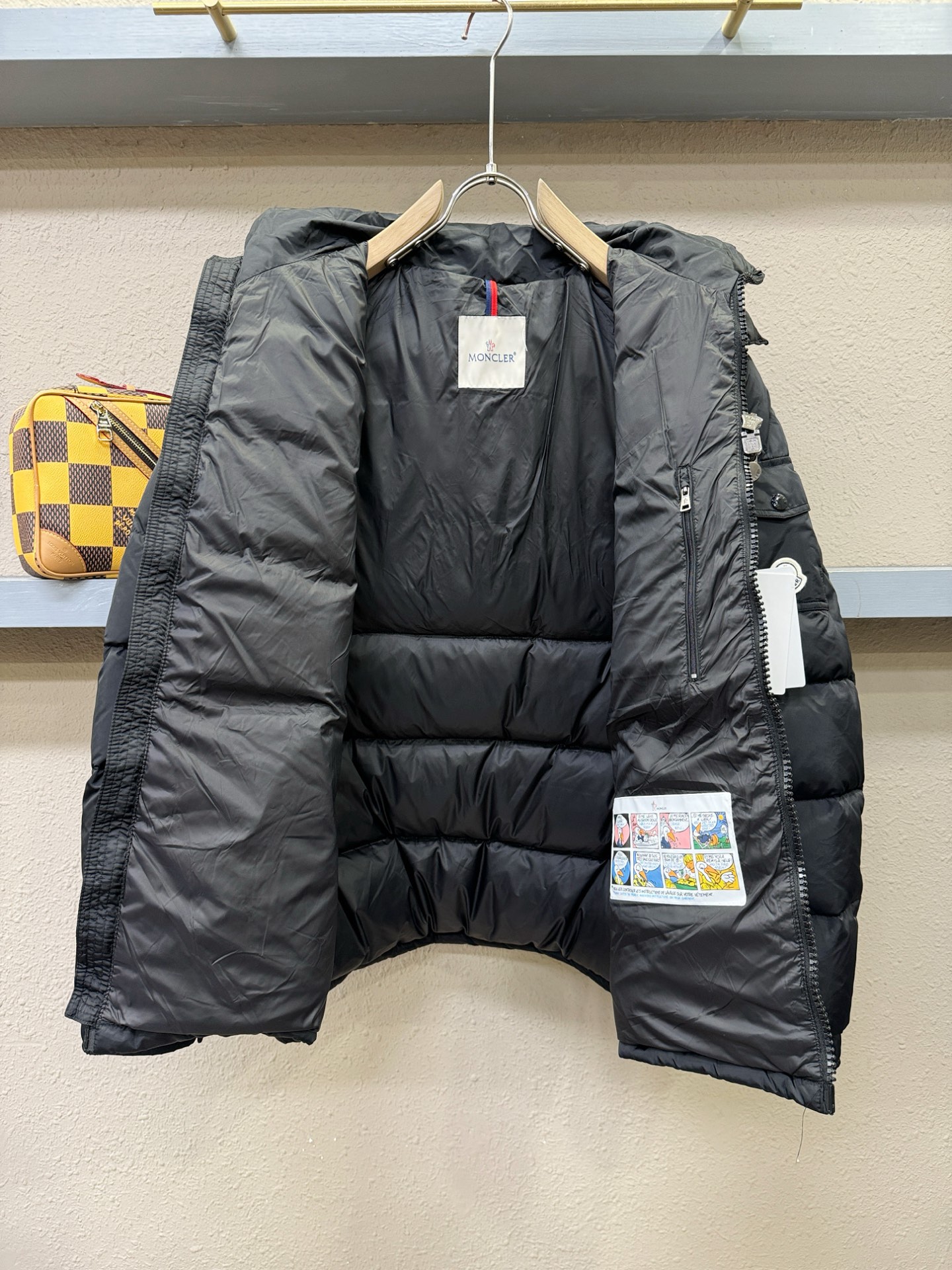 Moncler蒙口 2025新款羽绒服，秀场新品，品相非常完美，专柜高科技防水面料，内里90%白鹅绒填充