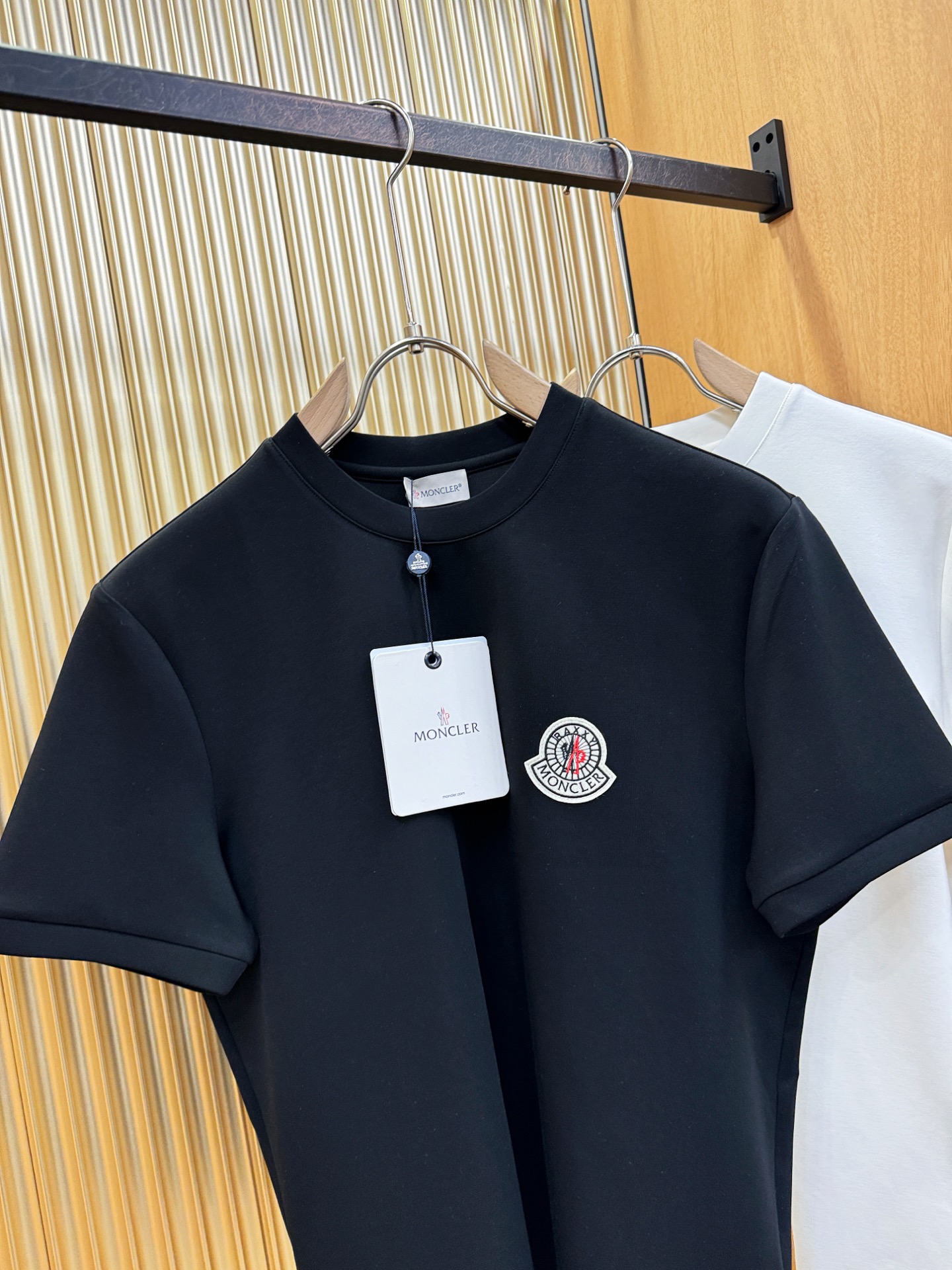 Moncler蒙口 秋冬新品 短袖T恤，经典Logo设计，百搭款 官网同步发售 定制面料，柔软细腻 舒适