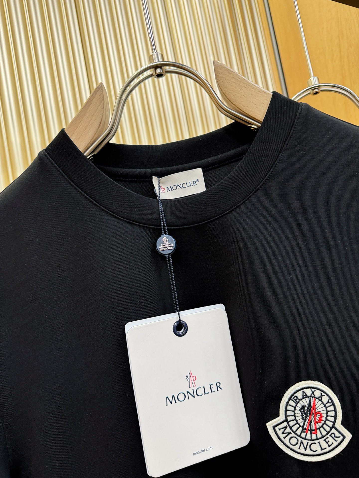 Moncler蒙口 秋冬新品 短袖T恤，经典Logo设计，百搭款 官网同步发售 定制面料，柔软细腻 舒适