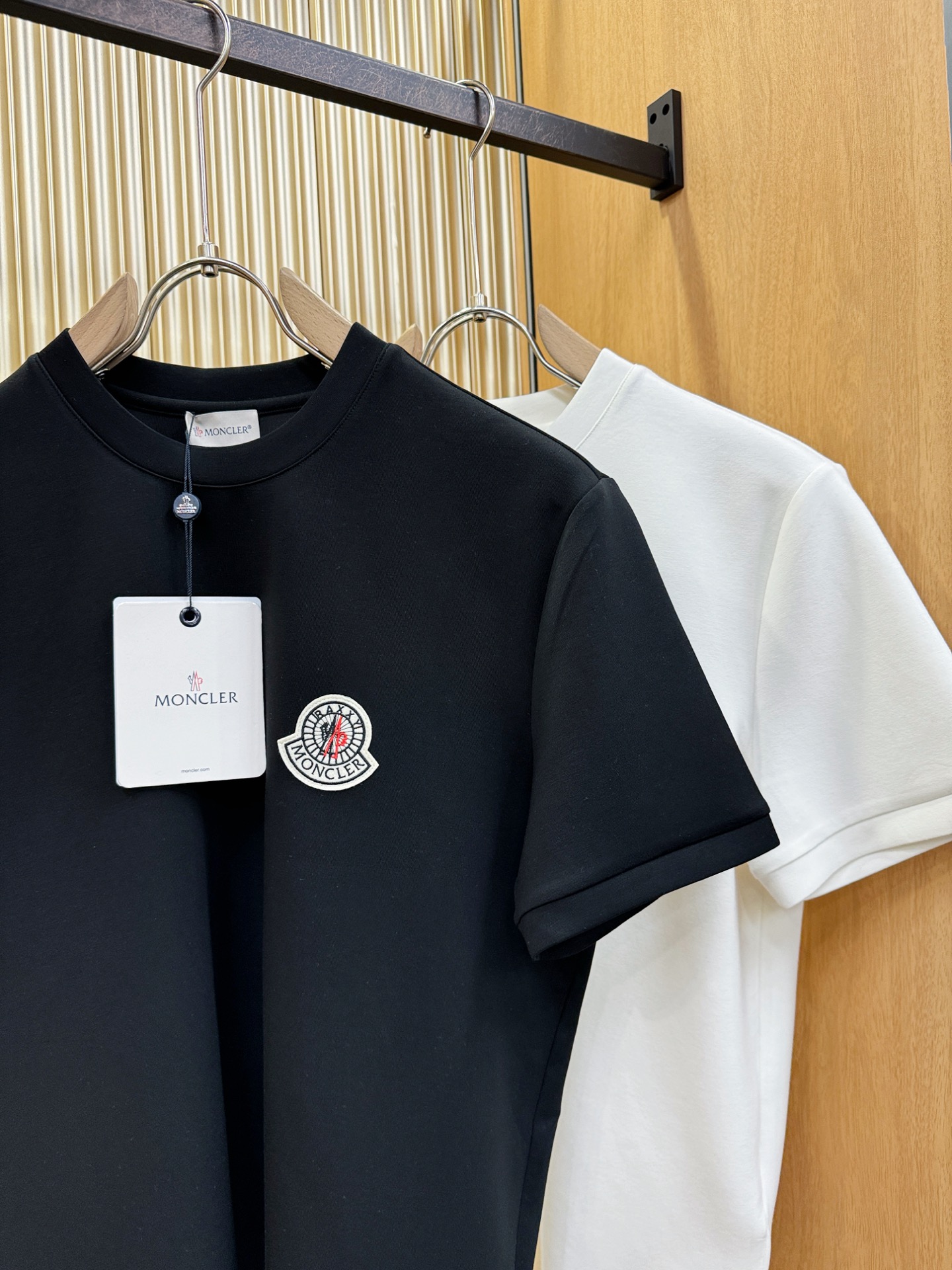 Moncler蒙口 秋冬新品 短袖T恤，经典Logo设计，百搭款 官网同步发售 定制面料，柔软细腻 舒适