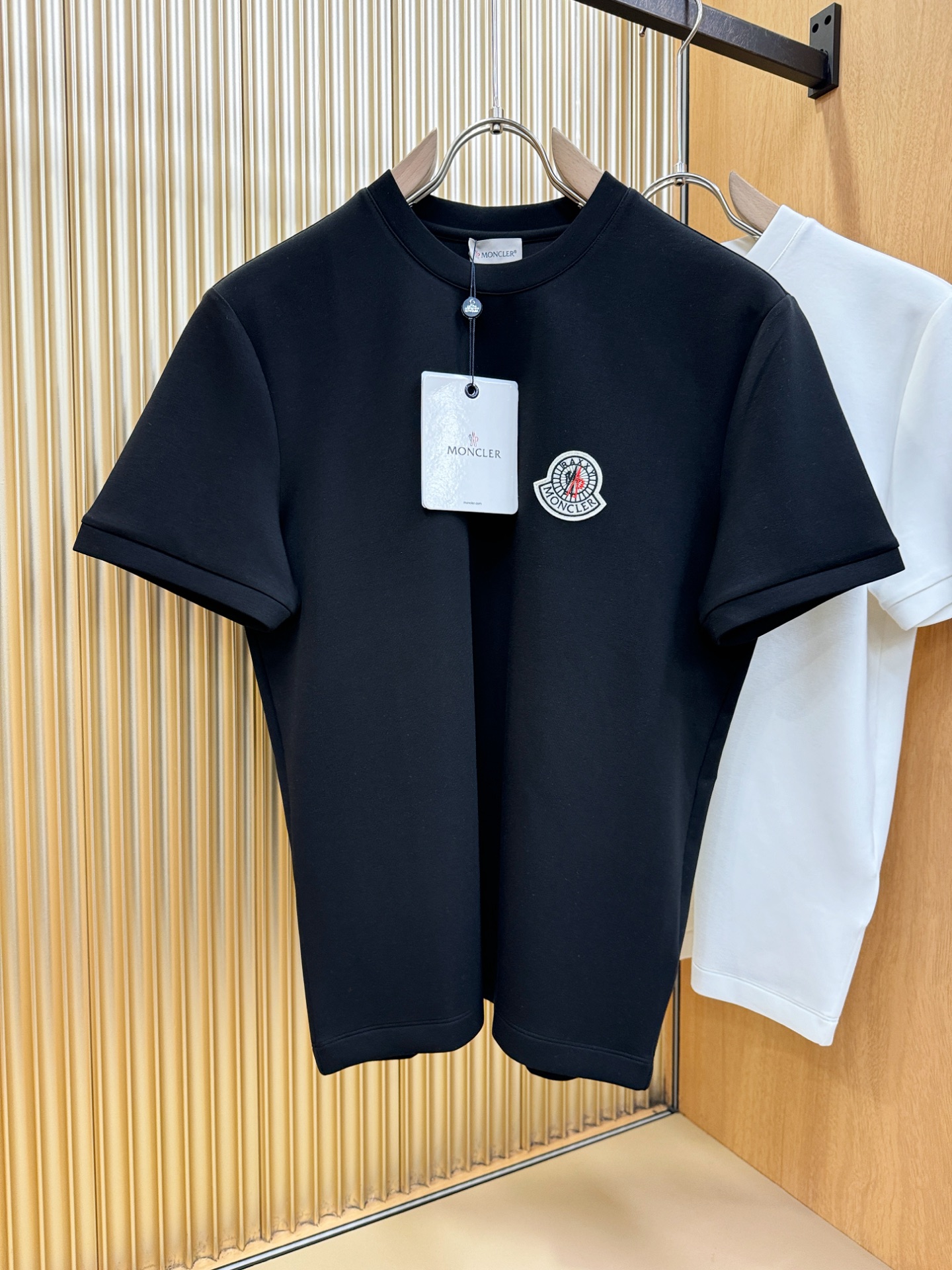 Moncler蒙口 秋冬新品 短袖T恤，经典Logo设计，百搭款 官网同步发售 定制面料，柔软细腻 舒适