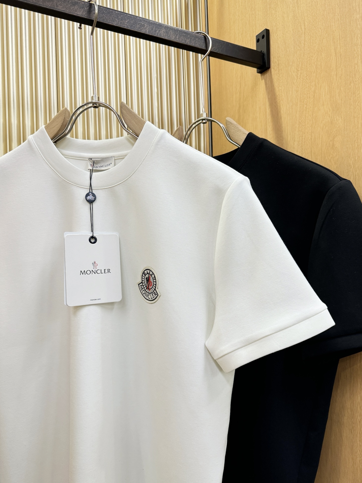 Moncler蒙口 秋冬新品 短袖T恤，经典Logo设计，百搭款 官网同步发售 定制面料，柔软细腻 舒适