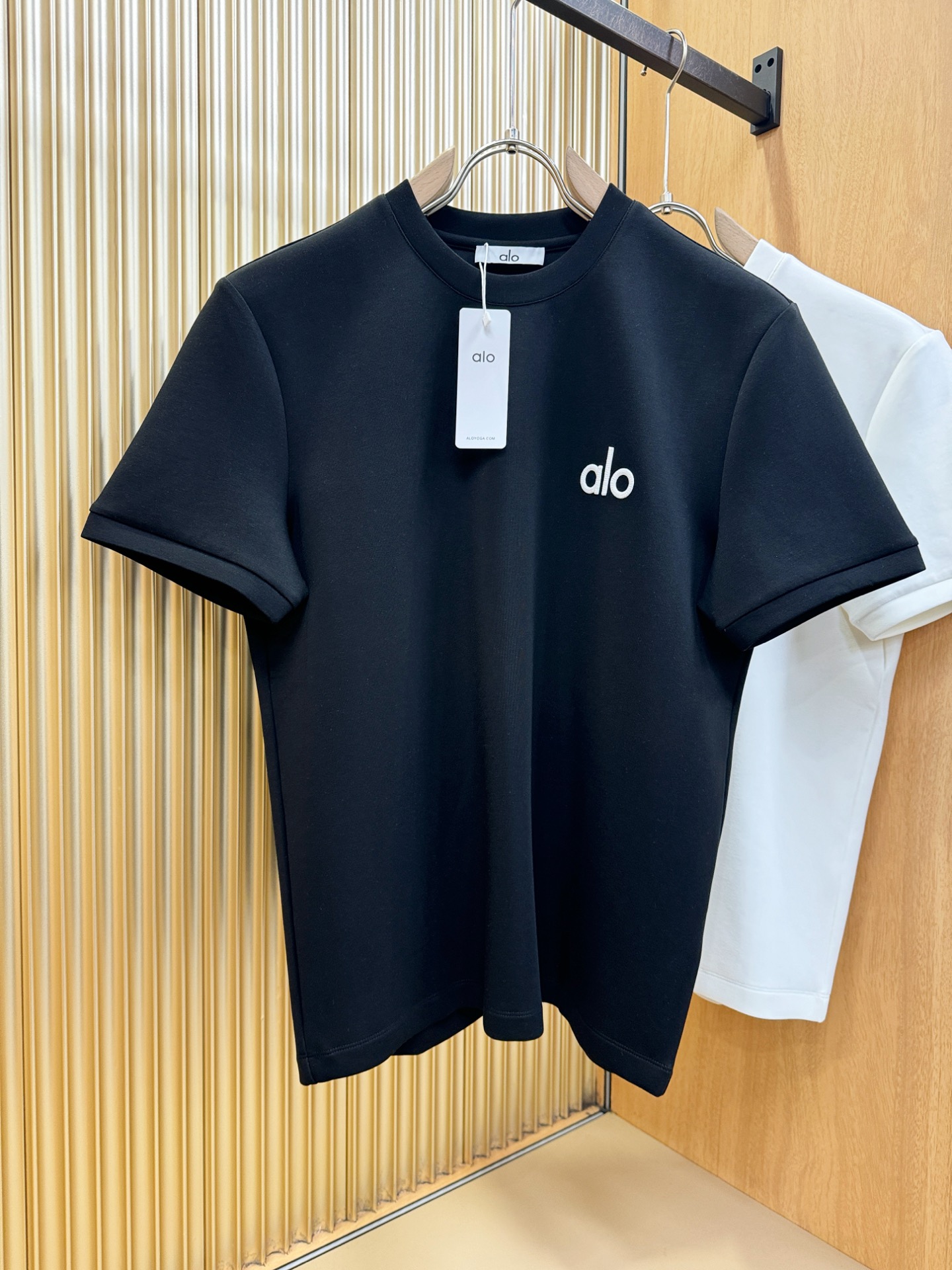 ALO 秋冬新品 短袖T恤，经典Logo设计，百搭款 官网同步发售 定制面料，柔软细腻 舒适透气，亲肤感