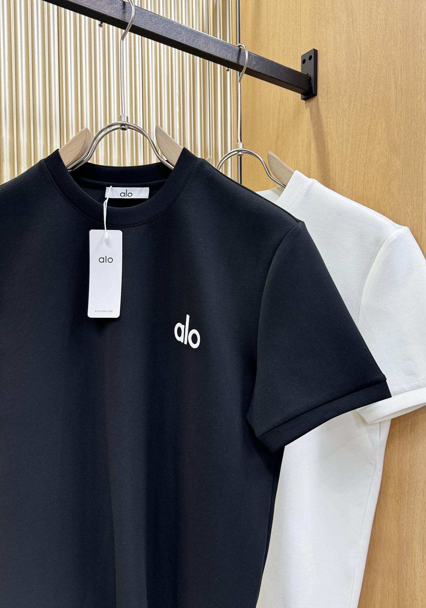 ALO 秋冬新品 短袖T恤，经典Logo设计，百搭款 官网同步发售 定制面料，柔软细腻 舒适透气，亲肤感